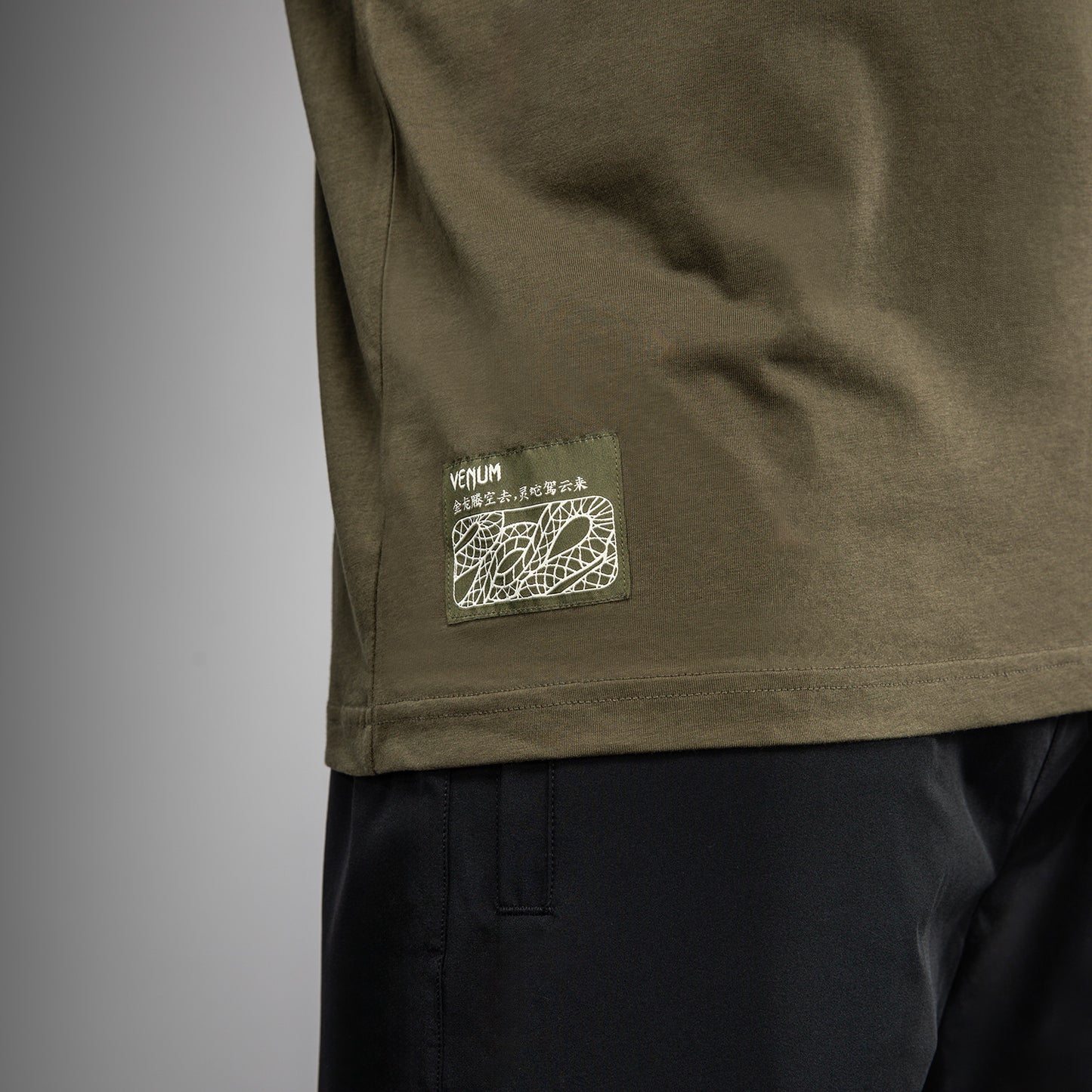 Venum Serpenti Tシャツ – カーキ/ブロンズ/アイボリー
