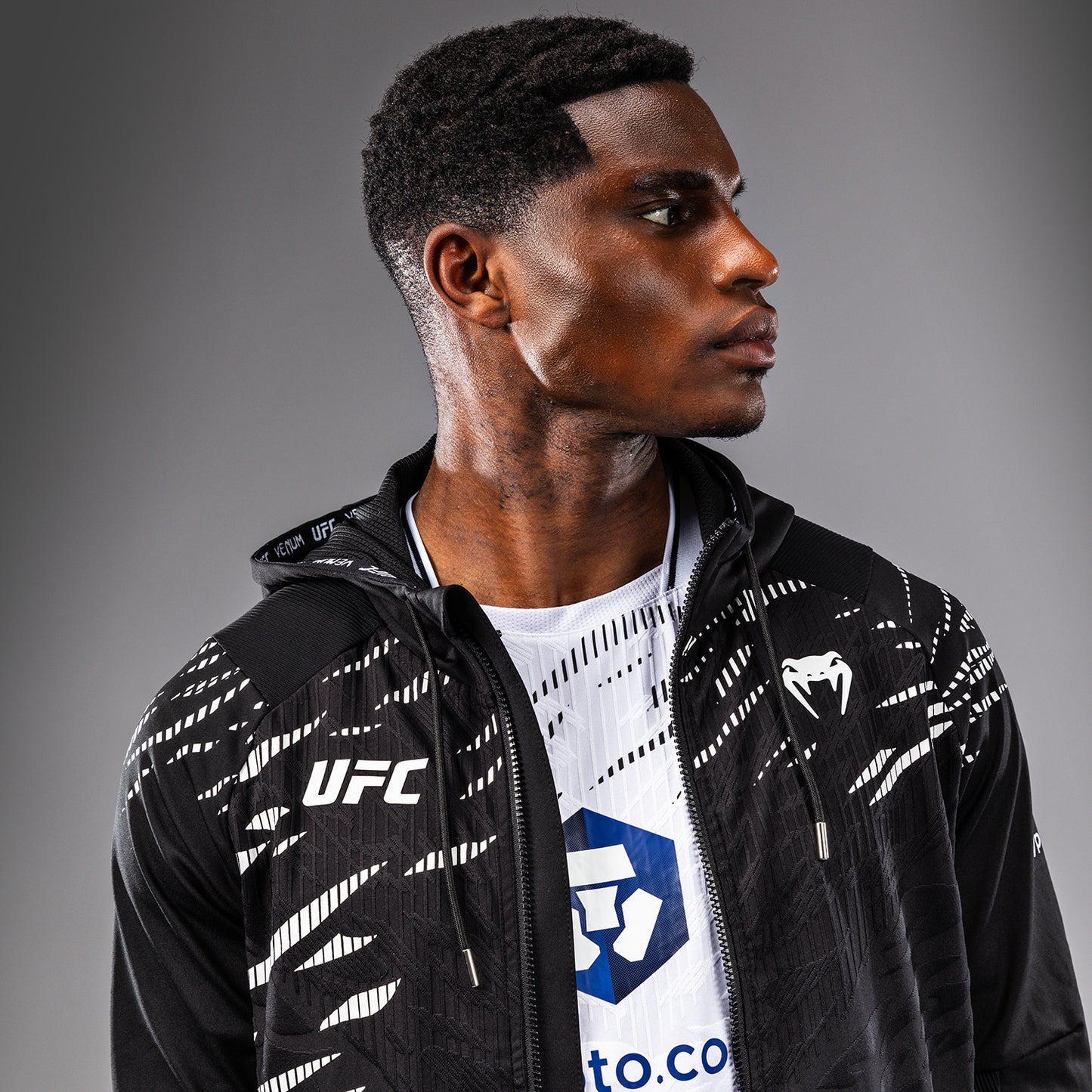 UFC Fusion by Venum Authentic Fight Night フード付きスウェットシャツ（男性用） - ブラック