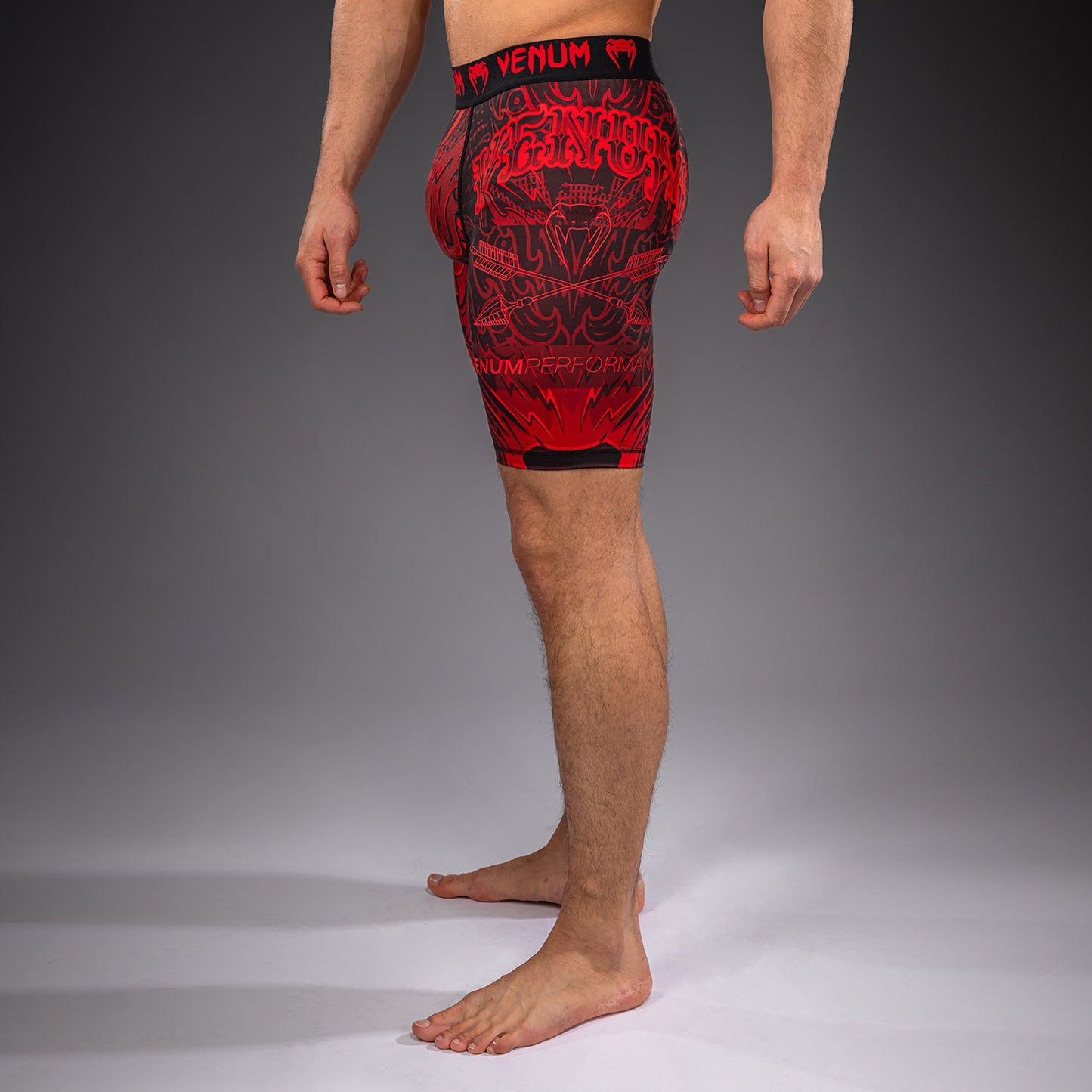 Venum Wolf Atak コンプレッションショーツ – ブラック/レッド