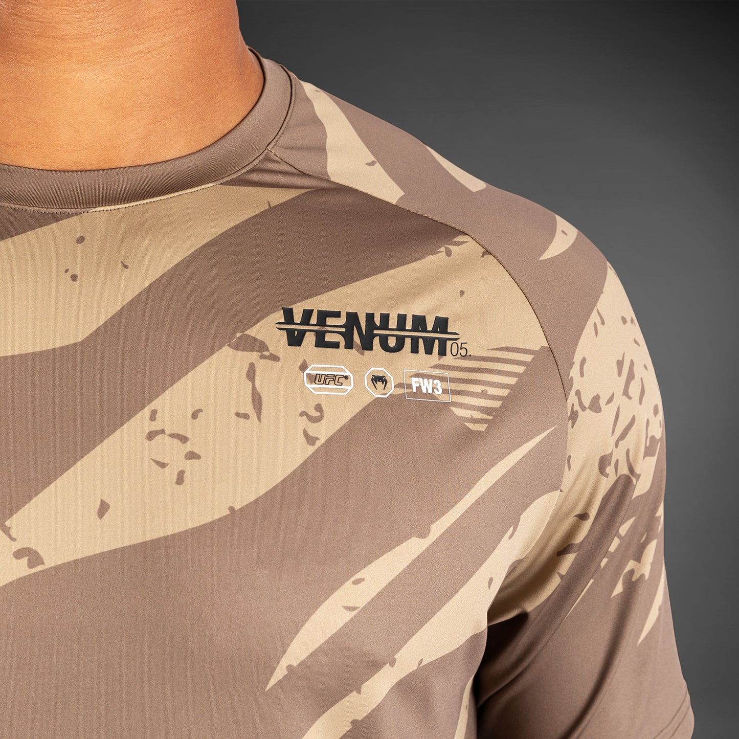 UFC Adrenaline By Venum Fight Week メンズ・ドライ・テックTシャツ - Desert Camo