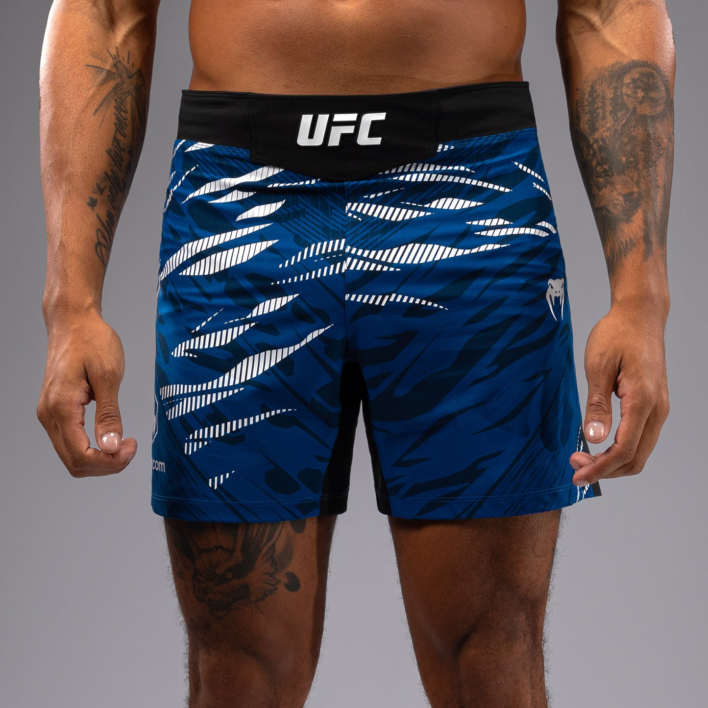 UFC Fusion by Venum Authentic Fight Night レスリングショーツ（男性用、フィットコルト） - ブルー