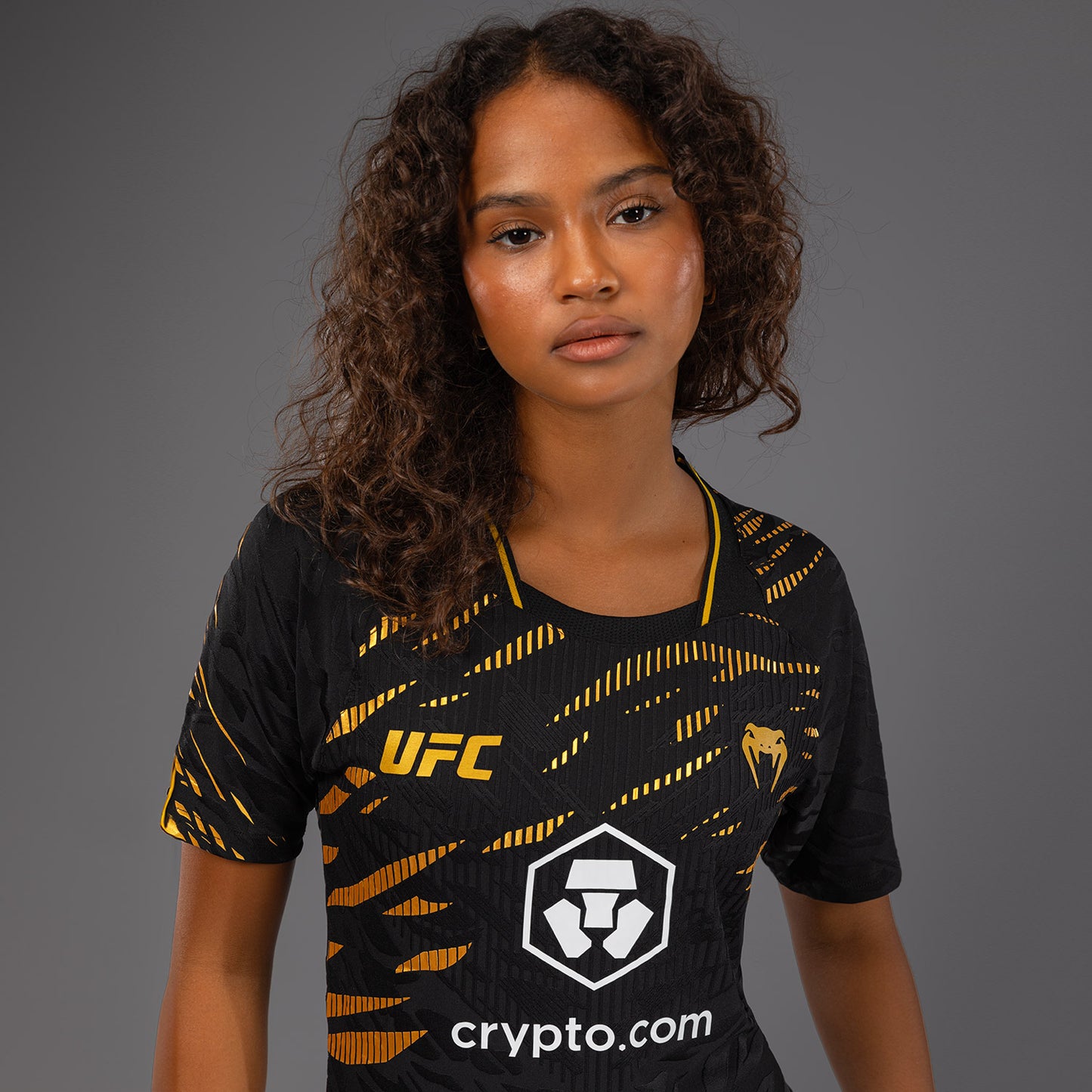 UFC Fusion by Venum Authentic Fight Night レースTシャツ（女性用） - チャンピオン