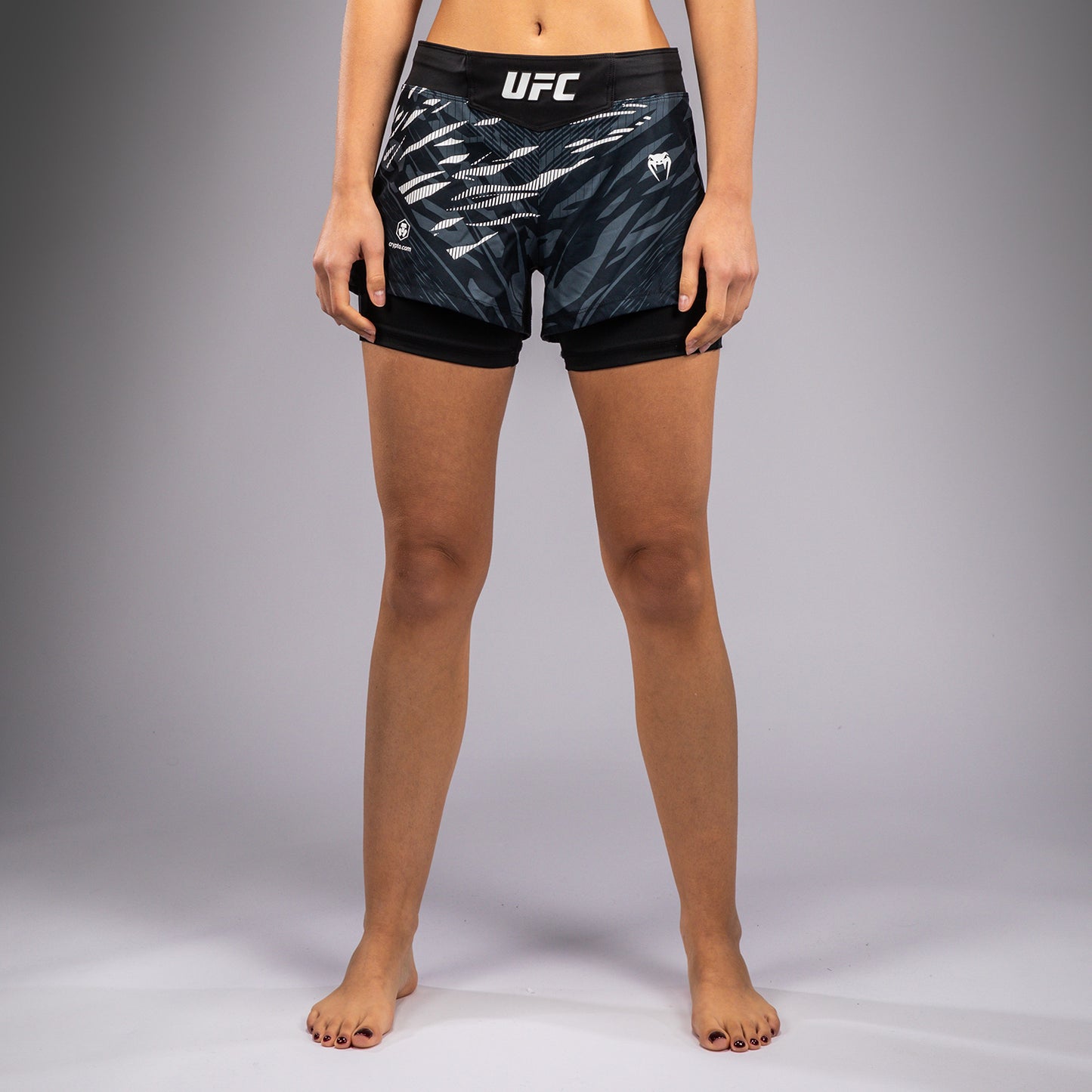 UFC Fusion by Venum Authentic Fight Night レスリングショーツ（女性用） - ブラック