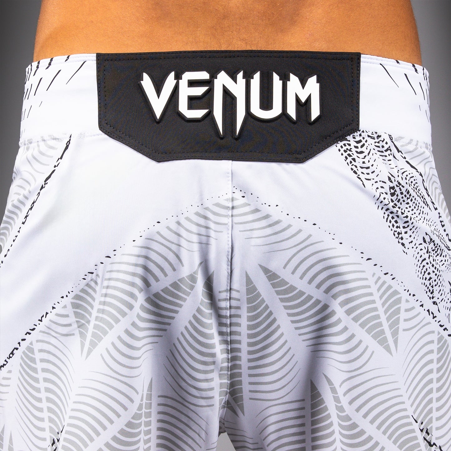 UFC Zenith by Venum Authentic Fight Night ショートフィットファイトショーツ メンズ - ホワイト