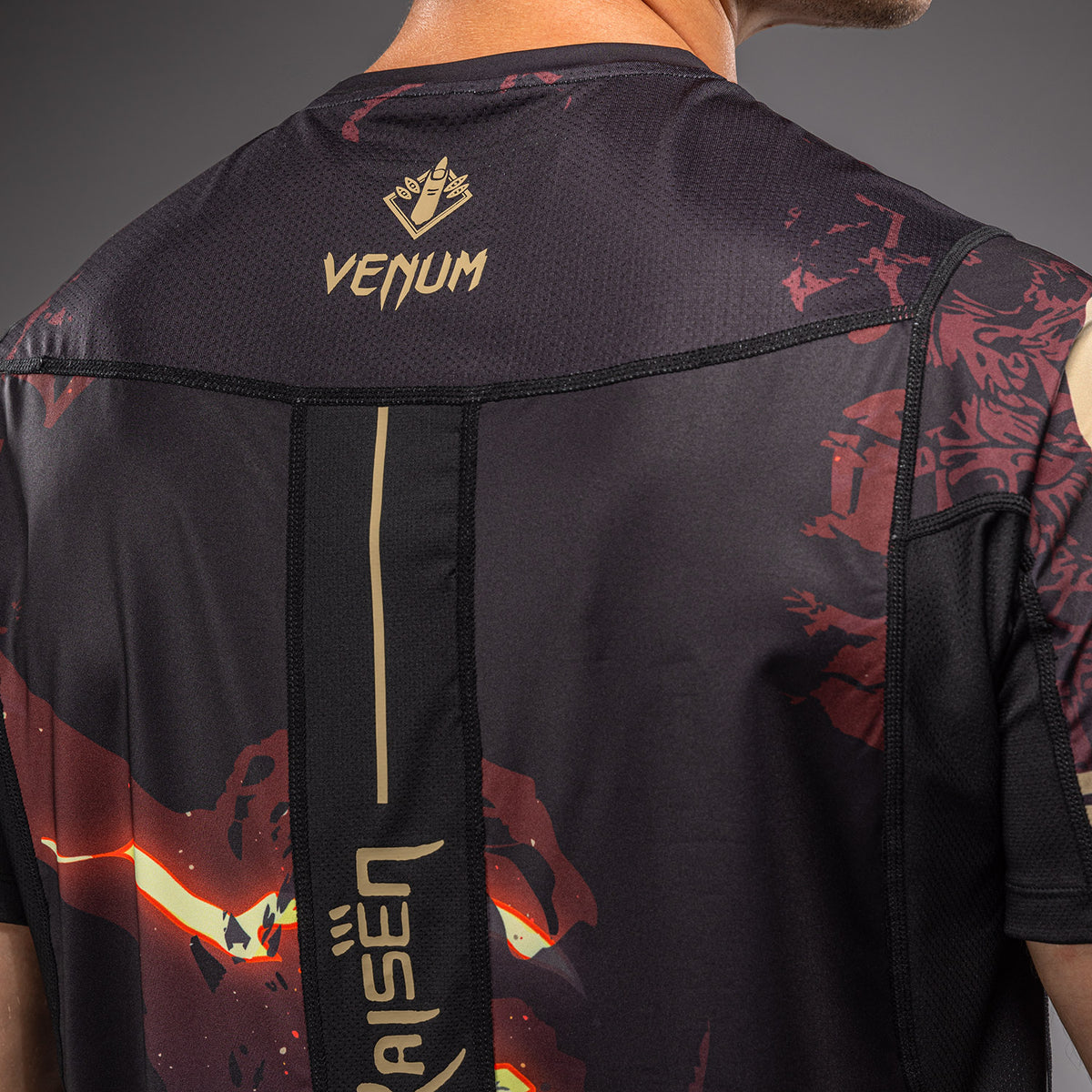 Jujutsu Kaisen x Venum Sukuna ドライテックTシャツ – ブラック/ベージュ