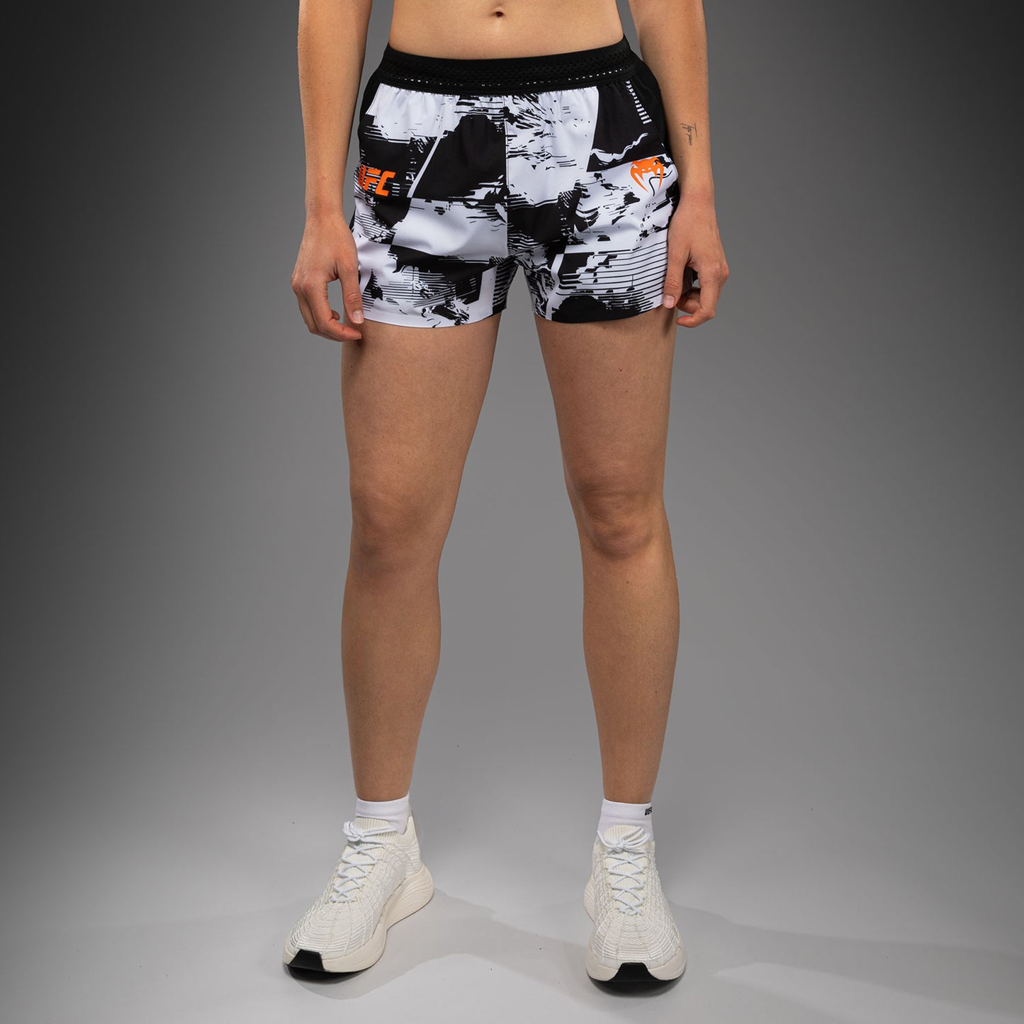 Venum UFC Zenith Authentic Fight Week ウィメンズ パフォーマンスショーツ – ホワイト