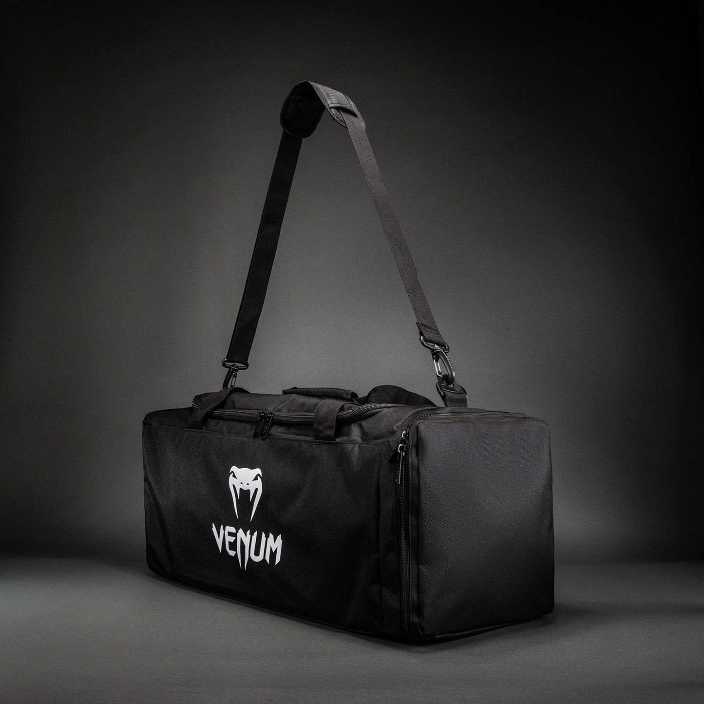Venum Essential スポーツバッグ (37L) – ブラック