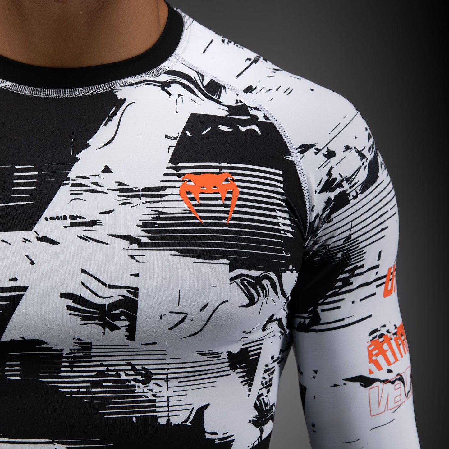 UFC Zenith by Venum Authentic Fight Week パフォーマンス長袖ラッシュガード メンズ - ホワイト