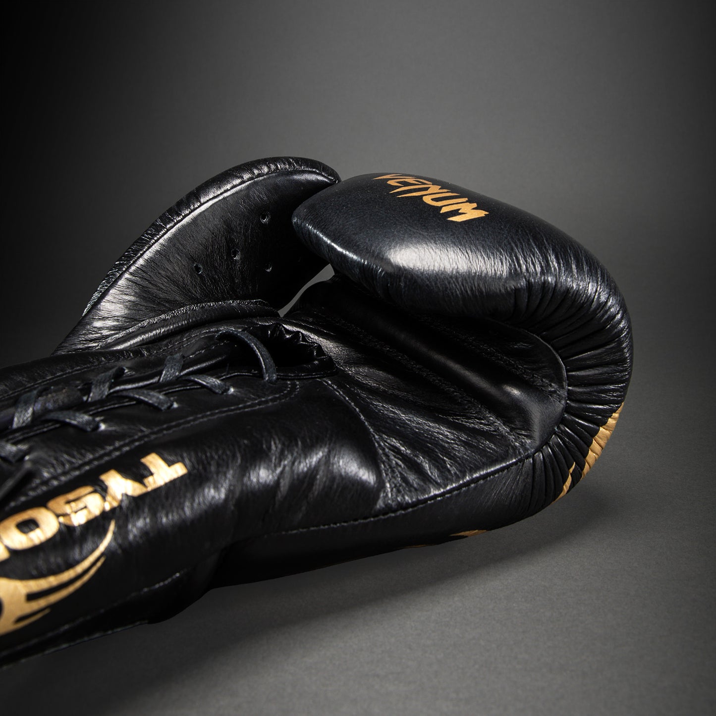 Venum Giant 2.0 Mike Tyson Pro ボクシンググローブ レース付き – ブラック/ゴールド