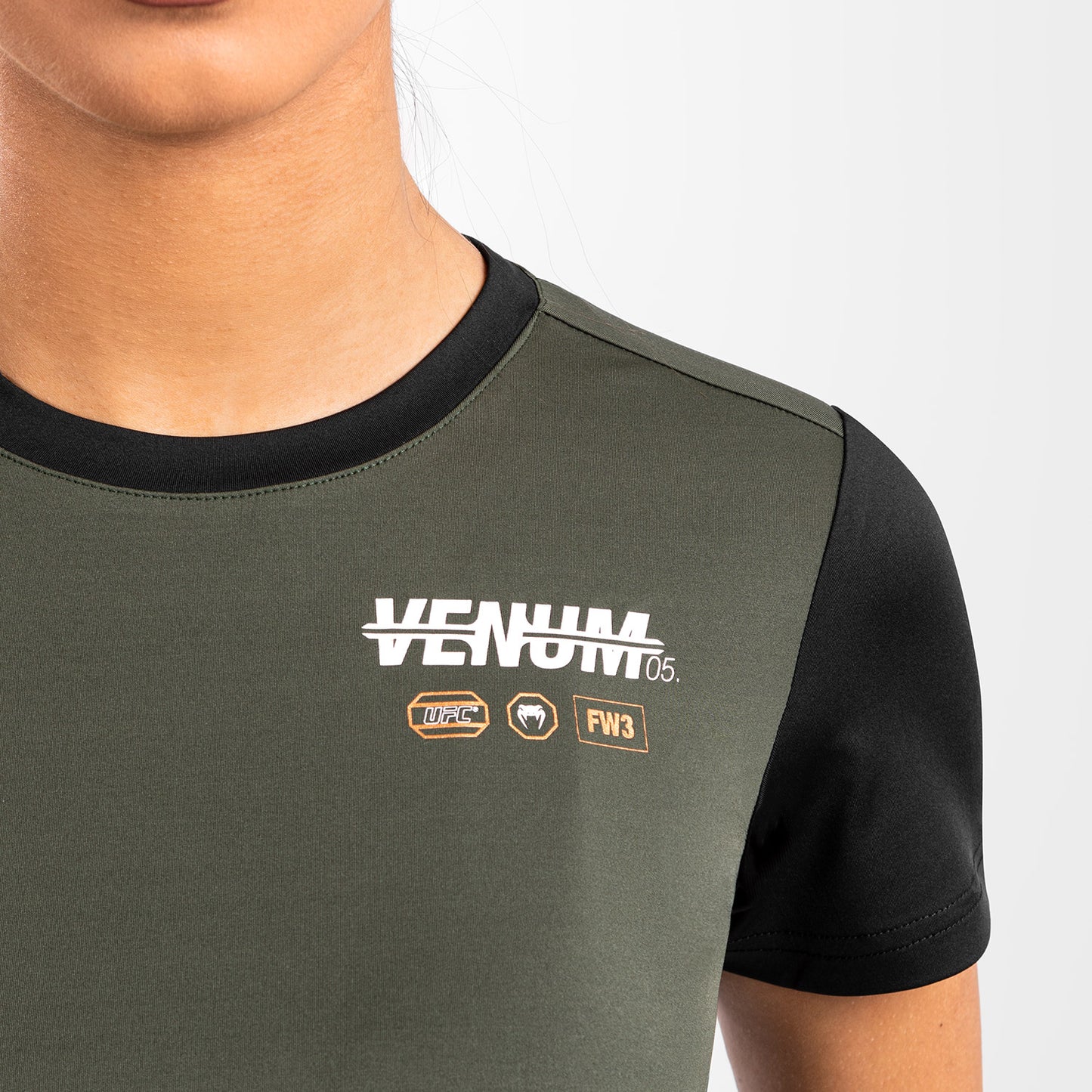 UFC Adrenaline by Venum Fight Week ウィメンズ・ドライテックTシャツ - カーキ／ブロンズ