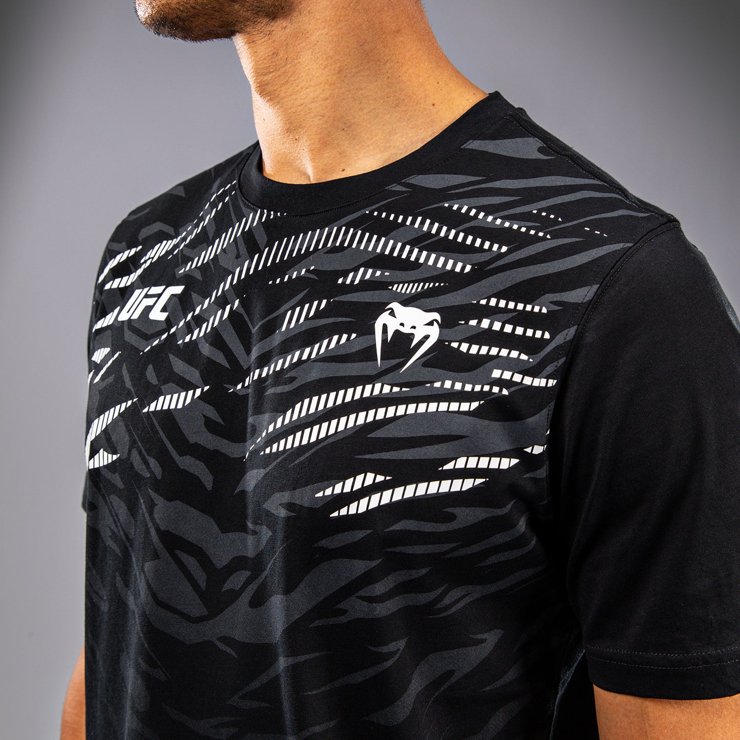 UFC Fusion by Venum Replica ショートスリーブTシャツ（男性用） - ブラック