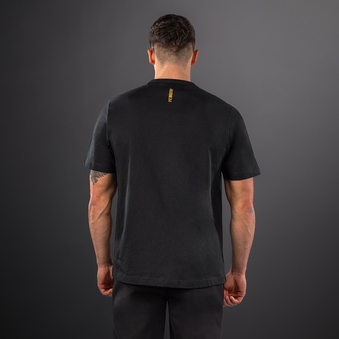 Venum Motorsports VT ドライテックTシャツ – ブラック/ゴールド