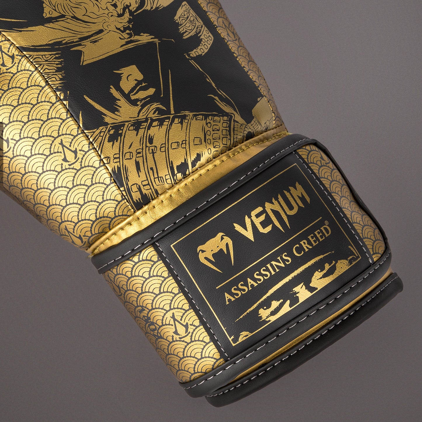 Venum x Assassin’s Creed Shadows ボクシンググローブ - ブラック/ゴールド