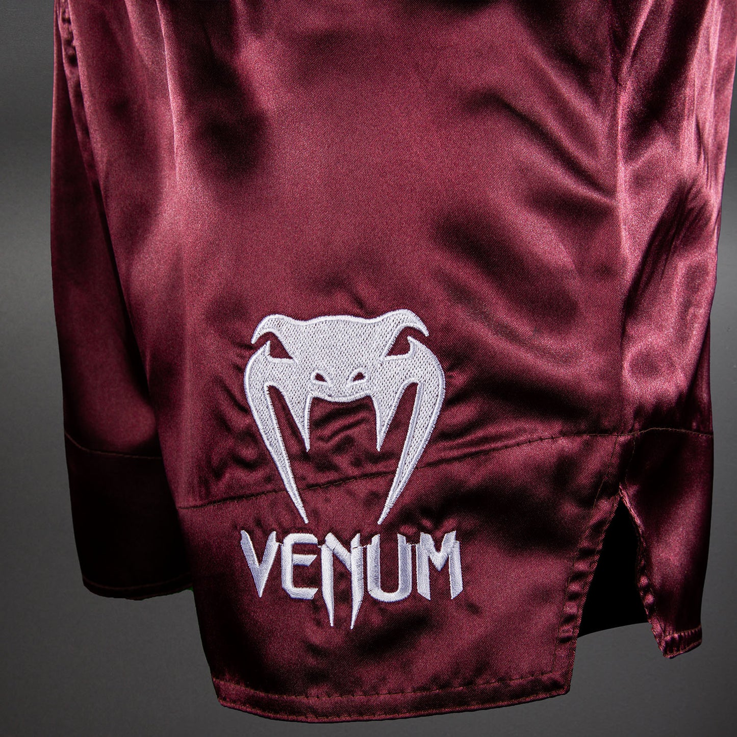 Venum Classic ムエタイショーツ – バーガンディ