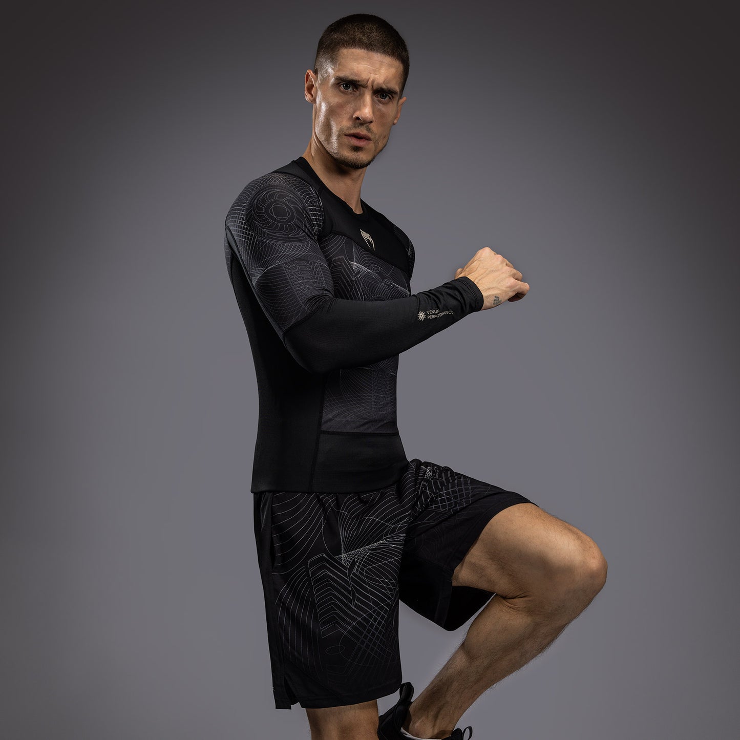 Venum G-Fit Air 長袖ラッシュガード メンズ - ディープブラック/デザートサンド