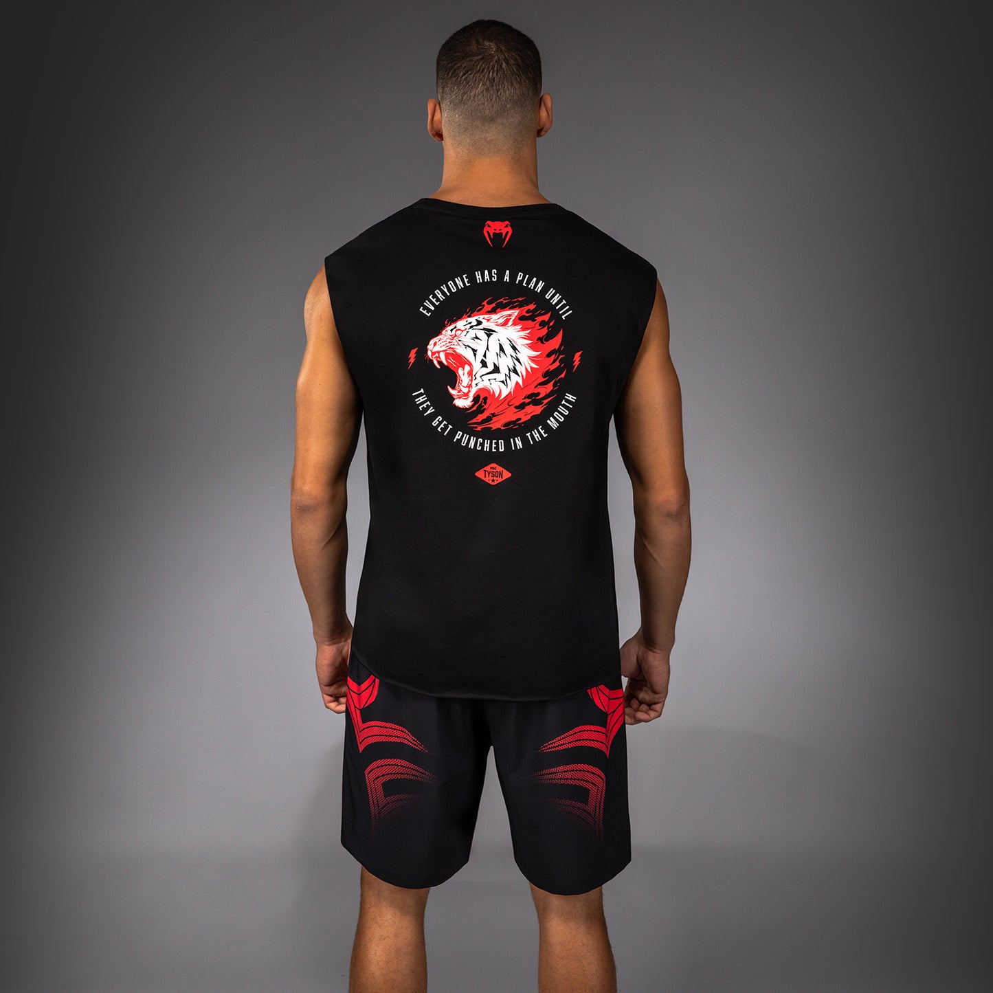 Venum x Mike Tyson Tiger ノースリーブTシャツ - ディープブラック