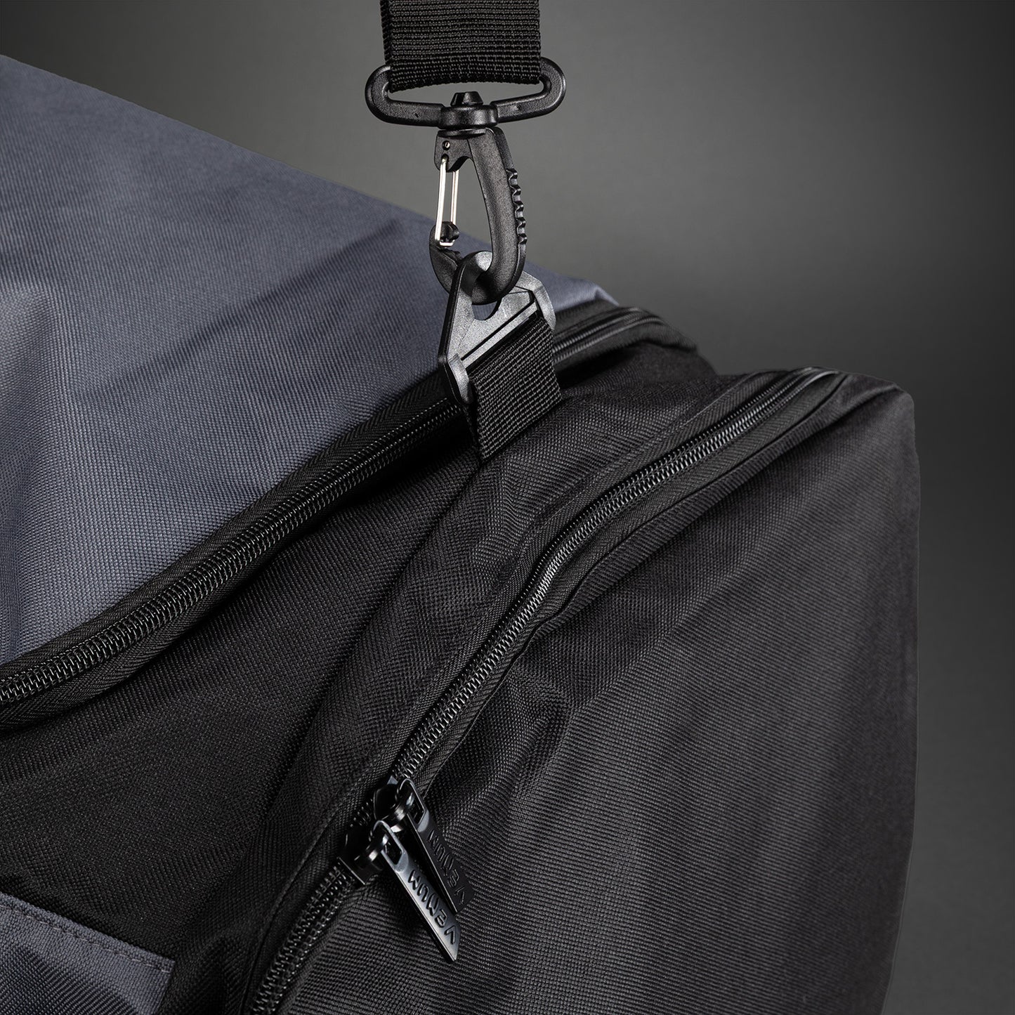 Venum Essential スポーツバッグ (37L) - グレー/ブラック