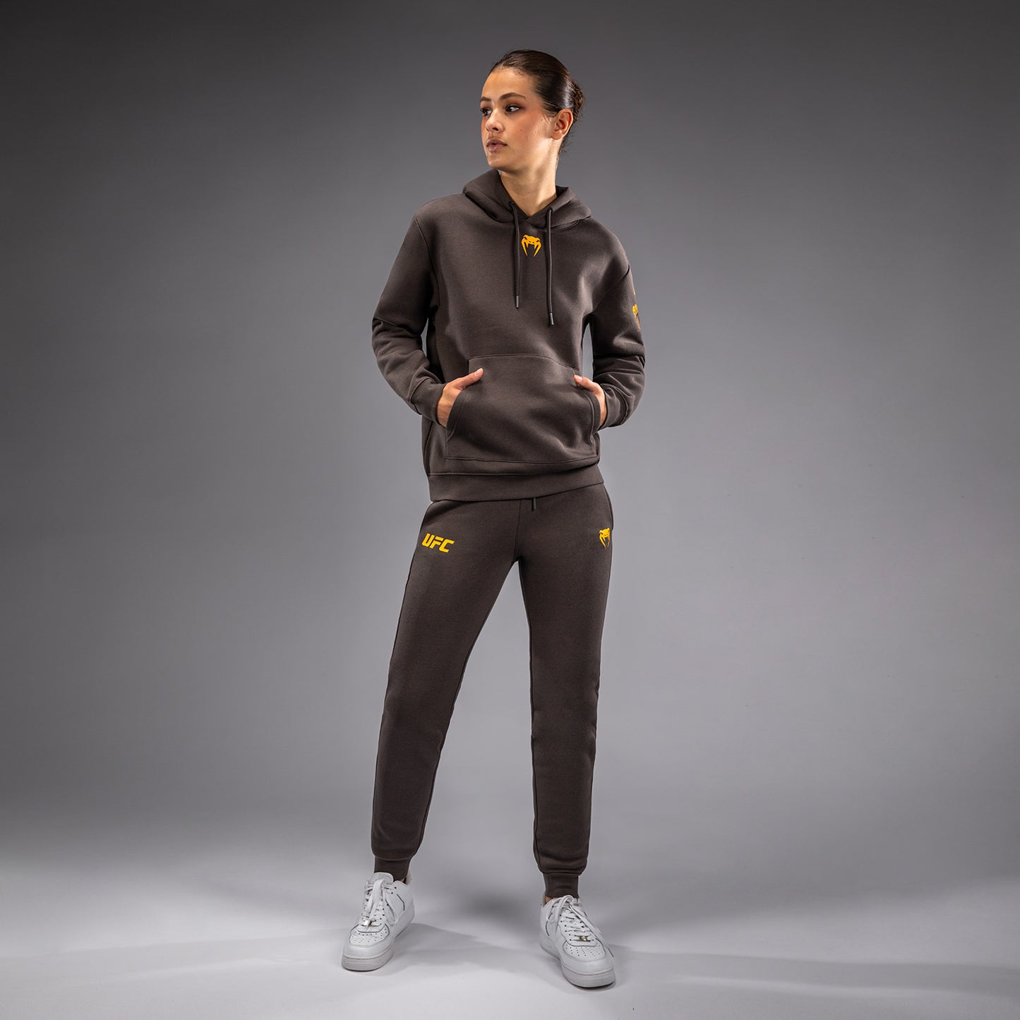 UFC Fusion by Venum Fight Week フード付きスウェットシャツ（女性用） - アーセンブラウン