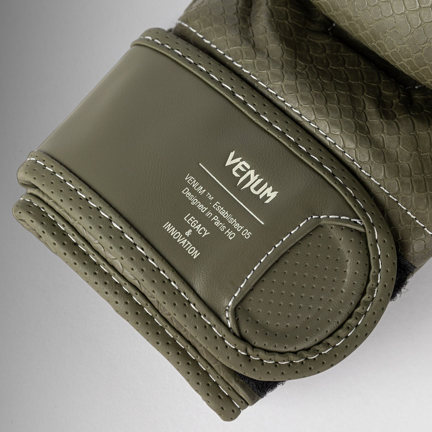 Venum Impact Evo Scales MMA スパーリンググローブ – アーミーグリーン