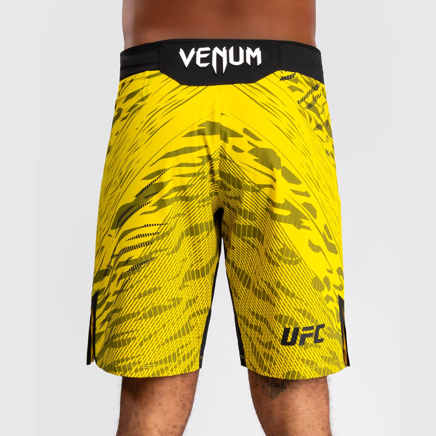 UFC Fusion by Venum Authentic Fight Night レスリングショーツ（男性用、フィットラルゴ） - イエロー