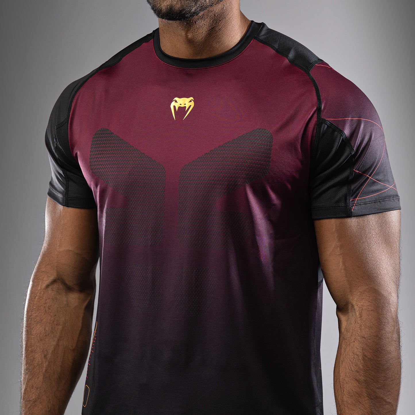 Venum Tactical XT メンズ・ドライ・テックTシャツ - ブラック／バーガンディ／ゴールド