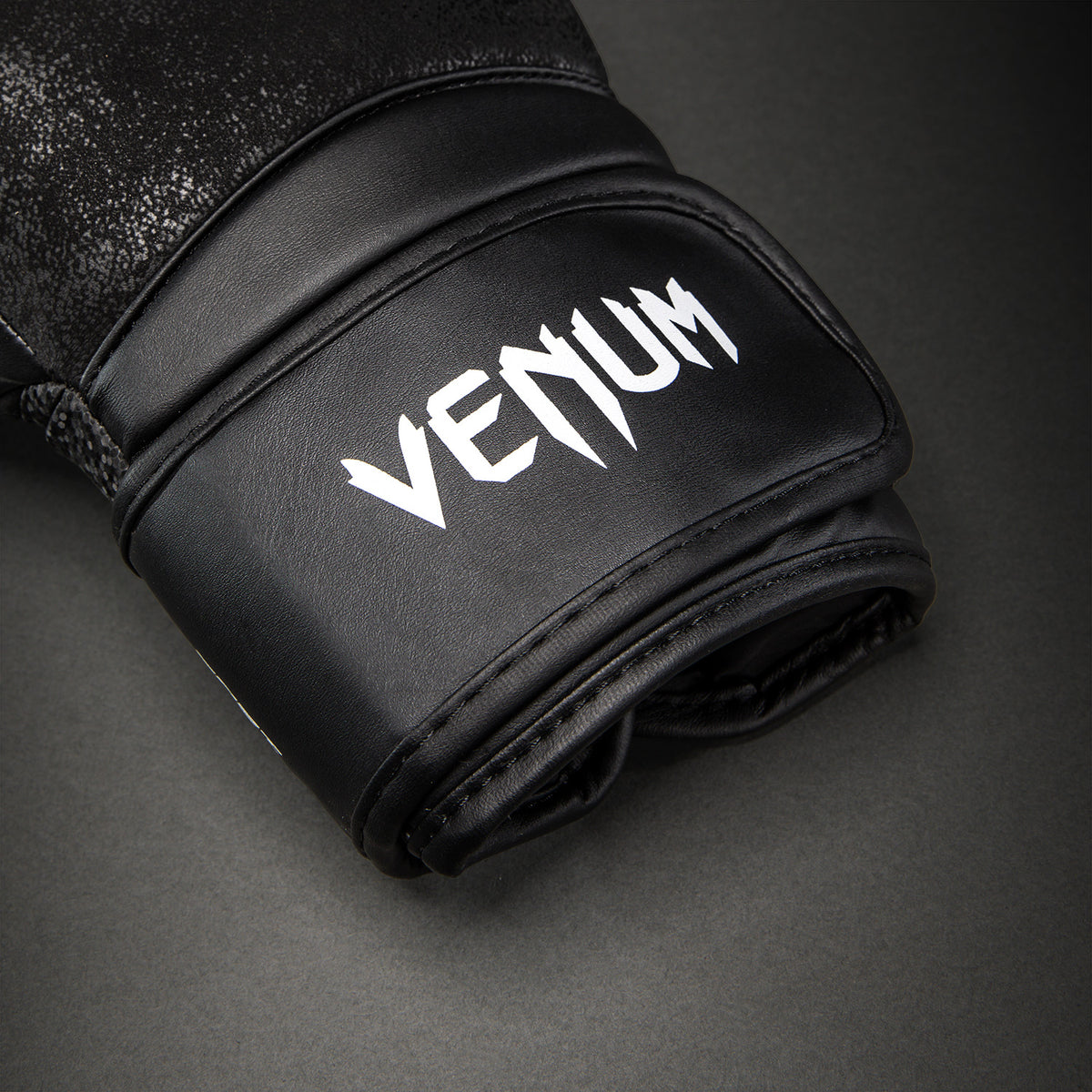 Venum Stone 2.0 ボクシンググローブ - ブラック
