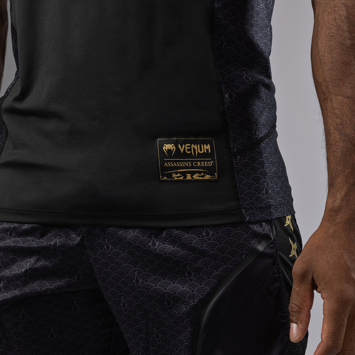 Venum x Assassin’s Creed Shadows メンズ・ドライテックTシャツ - ブラック／ゴールド
