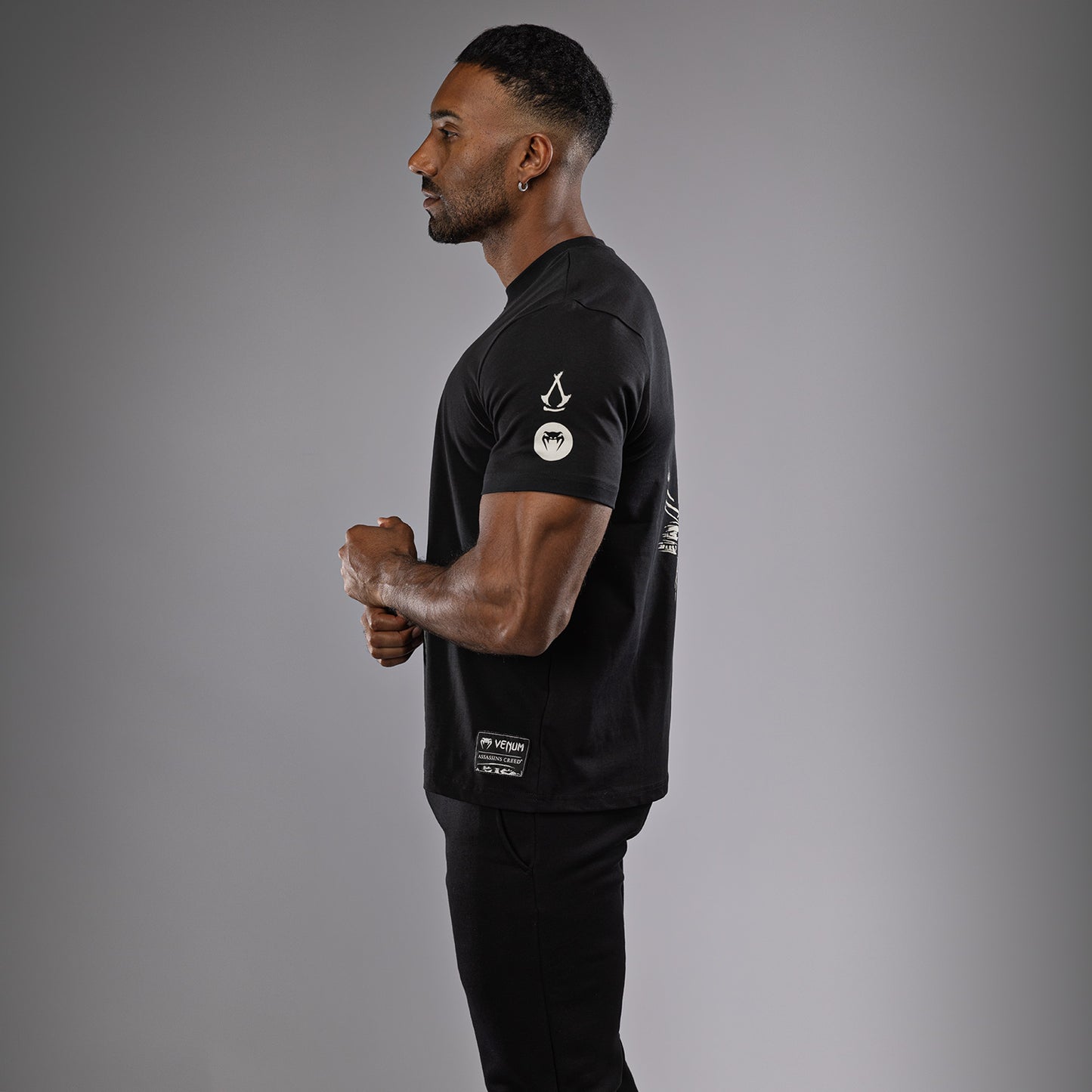 Venum x Assassin’s Creed Shadows Tシャツ - ブラック