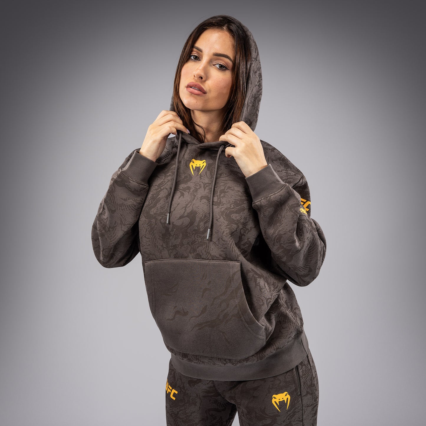 UFC Fusion by Venum Fight Week フード付きスウェットシャツ（女性用） - アーセンブラウン