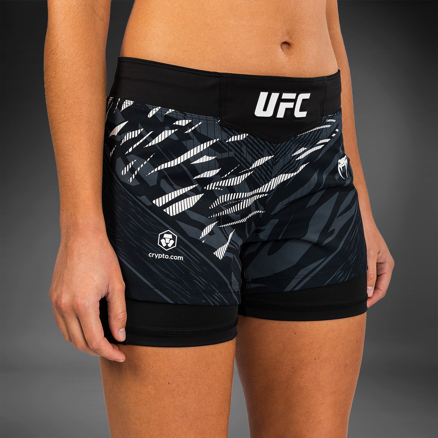 UFC Fusion by Venum Authentic Fight Night レスリングショーツ（女性用） - ブラック