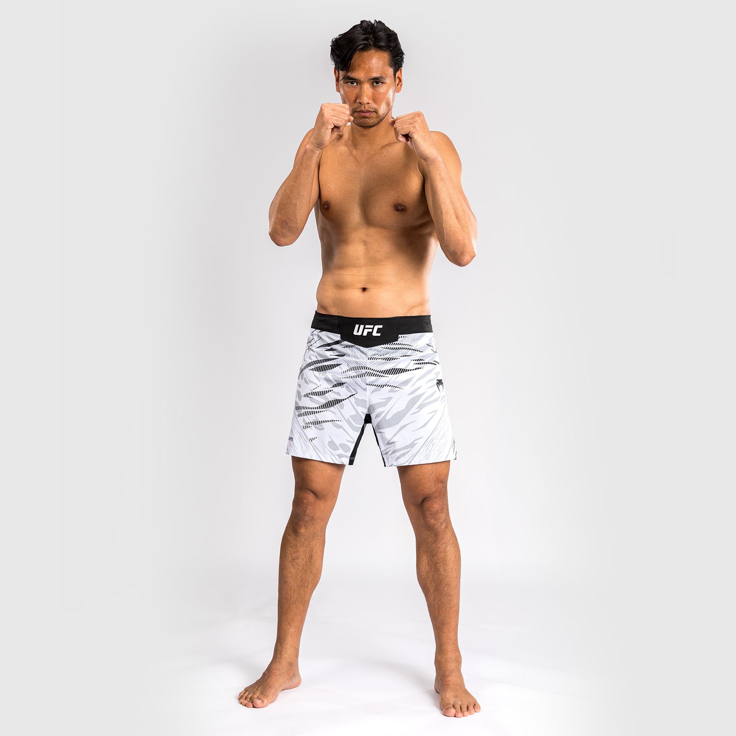UFC Fusion by Venum Authentic Fight Night レスリングショーツ（男性用、フィットコルト） - ホワイト