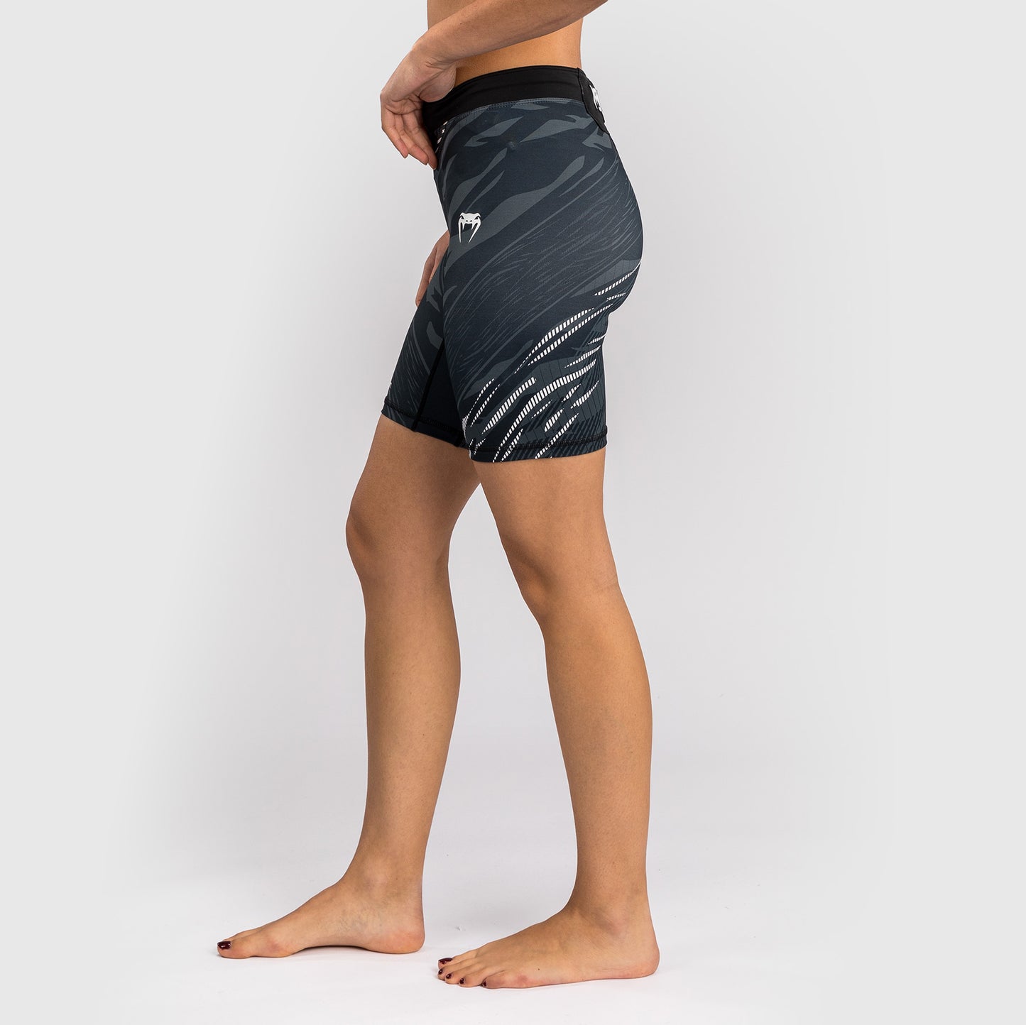UFC Fusion by Venum Authentic Fight Night ヴァレトゥードショーツ（女性用、フィットラルゴ） - ブラック
