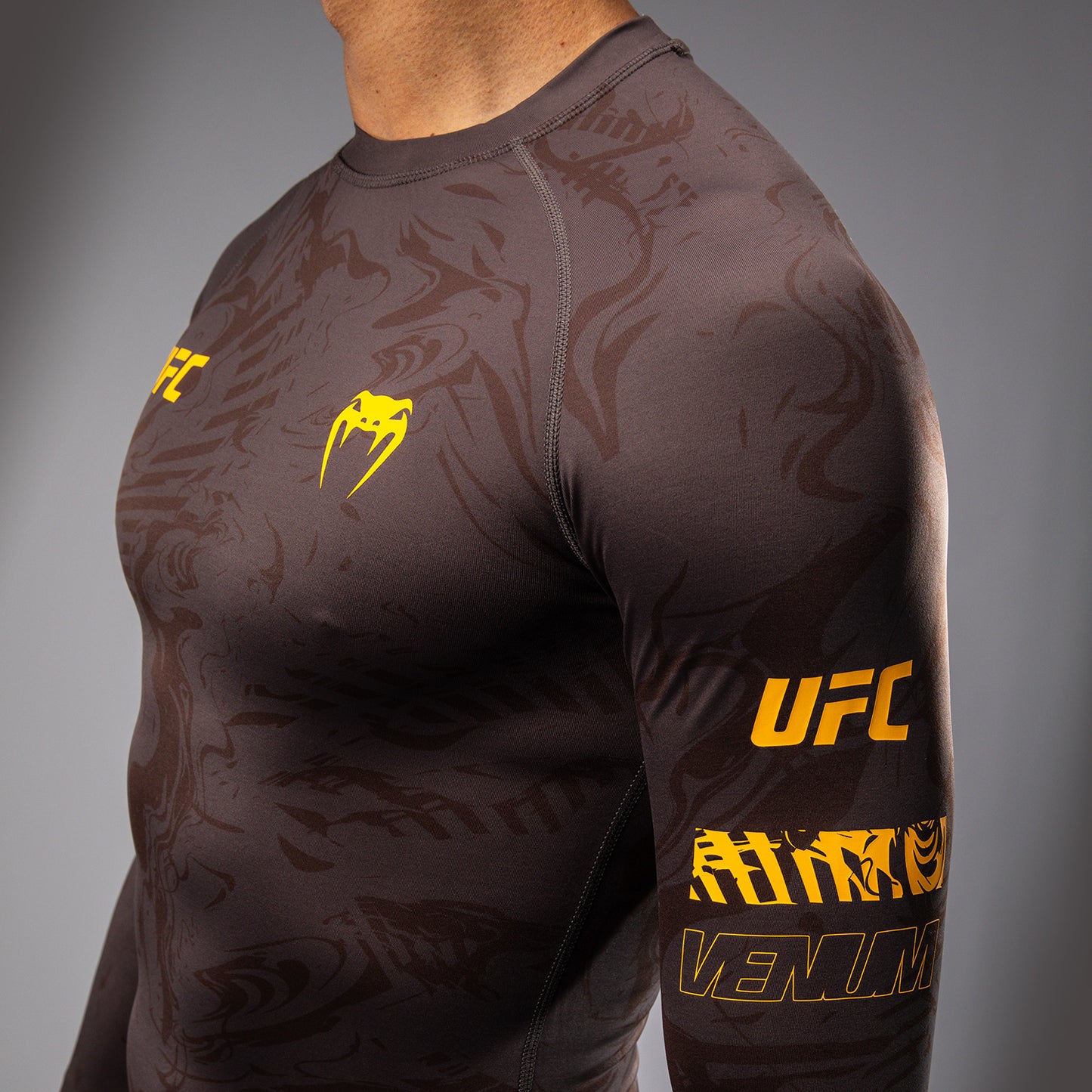 UFC Fusion by Venum Fight Week ロングスリーブラッシュガード（男性用） - アーセンブラウン
