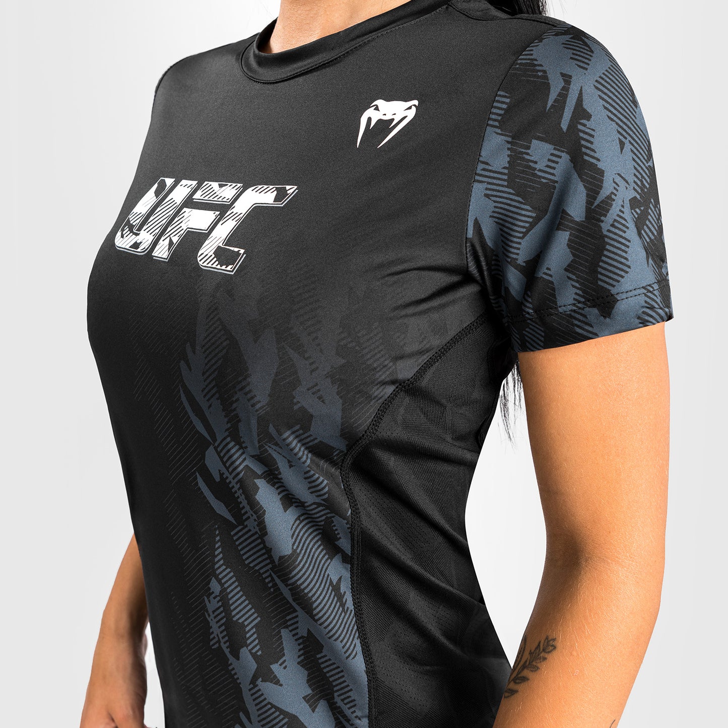 Venum UFC Authentic Fight Week ウィメンズ パフォーマンス 半袖Tシャツ – ブラック