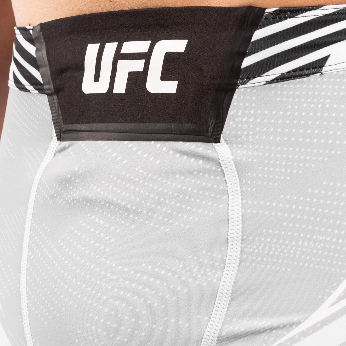 UFC VENUM本格的なファイトナイトメンズ バーリトゥードショート-ショートフィット - 白い
