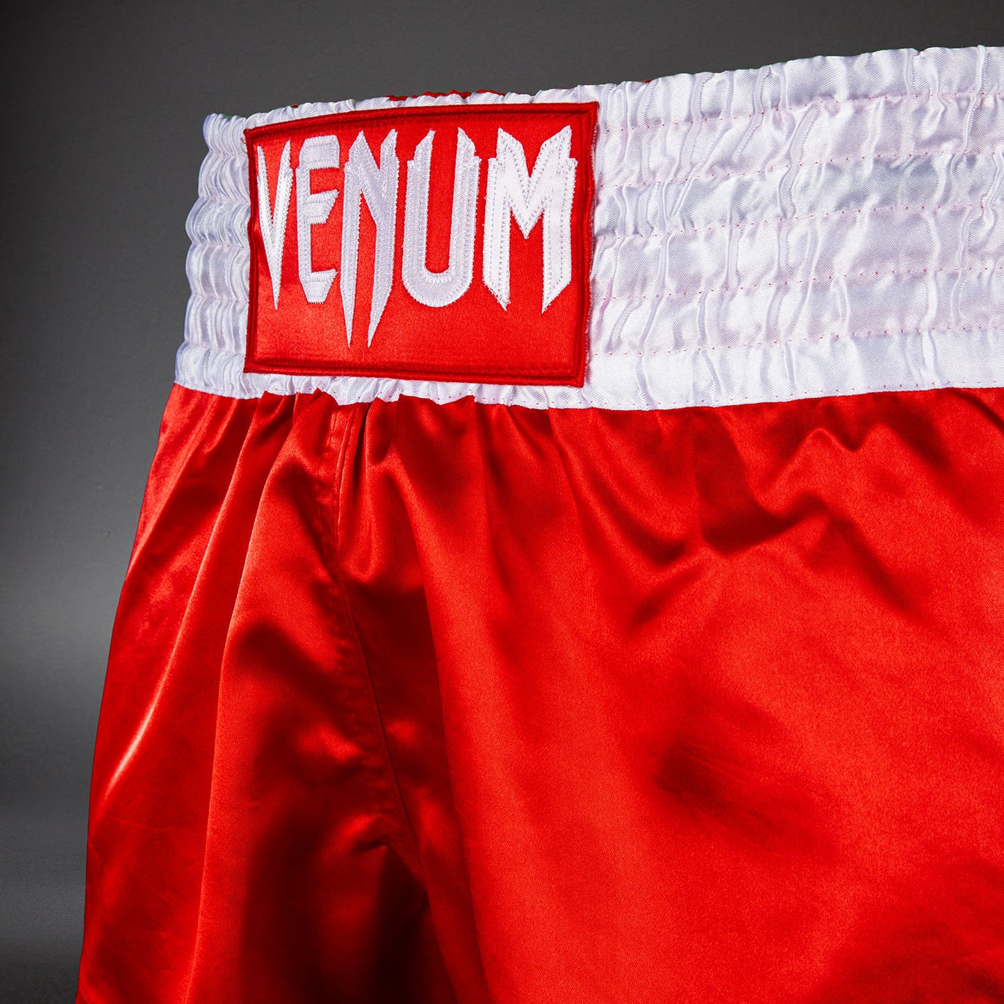 Venum Classic ムエタイショーツ – レッド