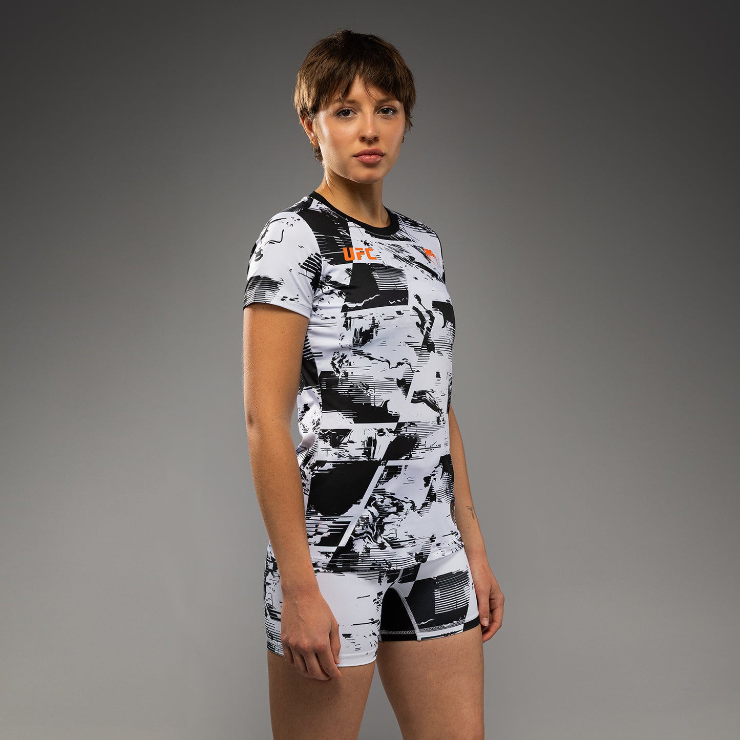 UFC Zenith by Venum Authentic Fight Week パフォーマンス半袖Tシャツ レディース - ホワイト