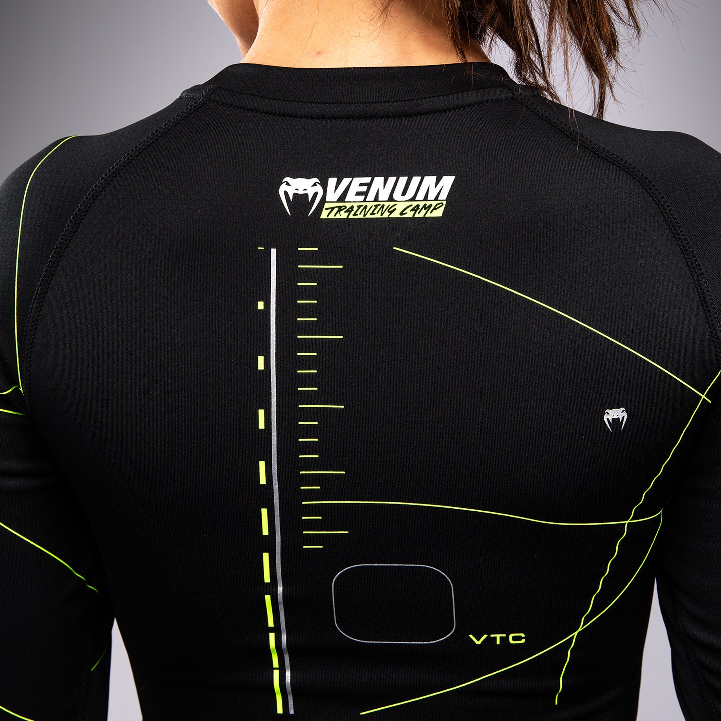 Venum Training Camp 4.0 ウィメンズ・ロングスリーブ・ラッシュガード - ブラック／ネオングリーン