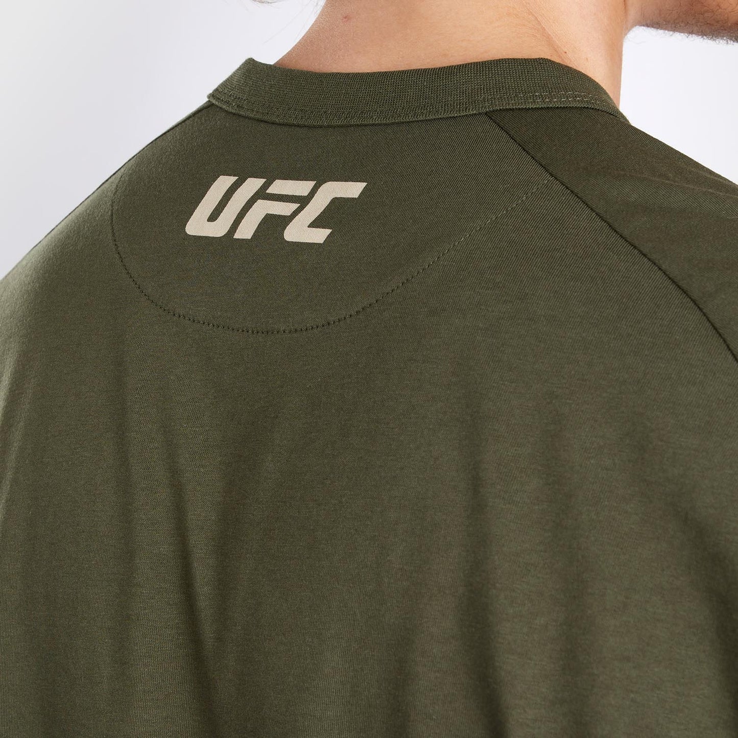 UFC Adrenaline by Venum Fight Week メンズ長袖Tシャツ - カーキ