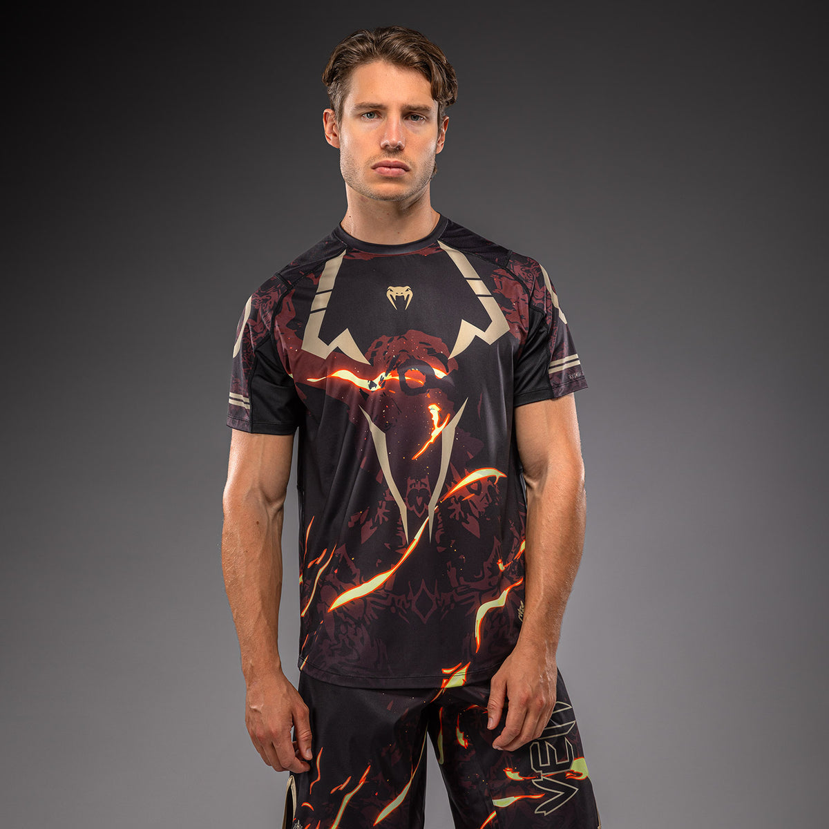 Jujutsu Kaisen x Venum Sukuna ドライテックTシャツ – ブラック/ベージュ