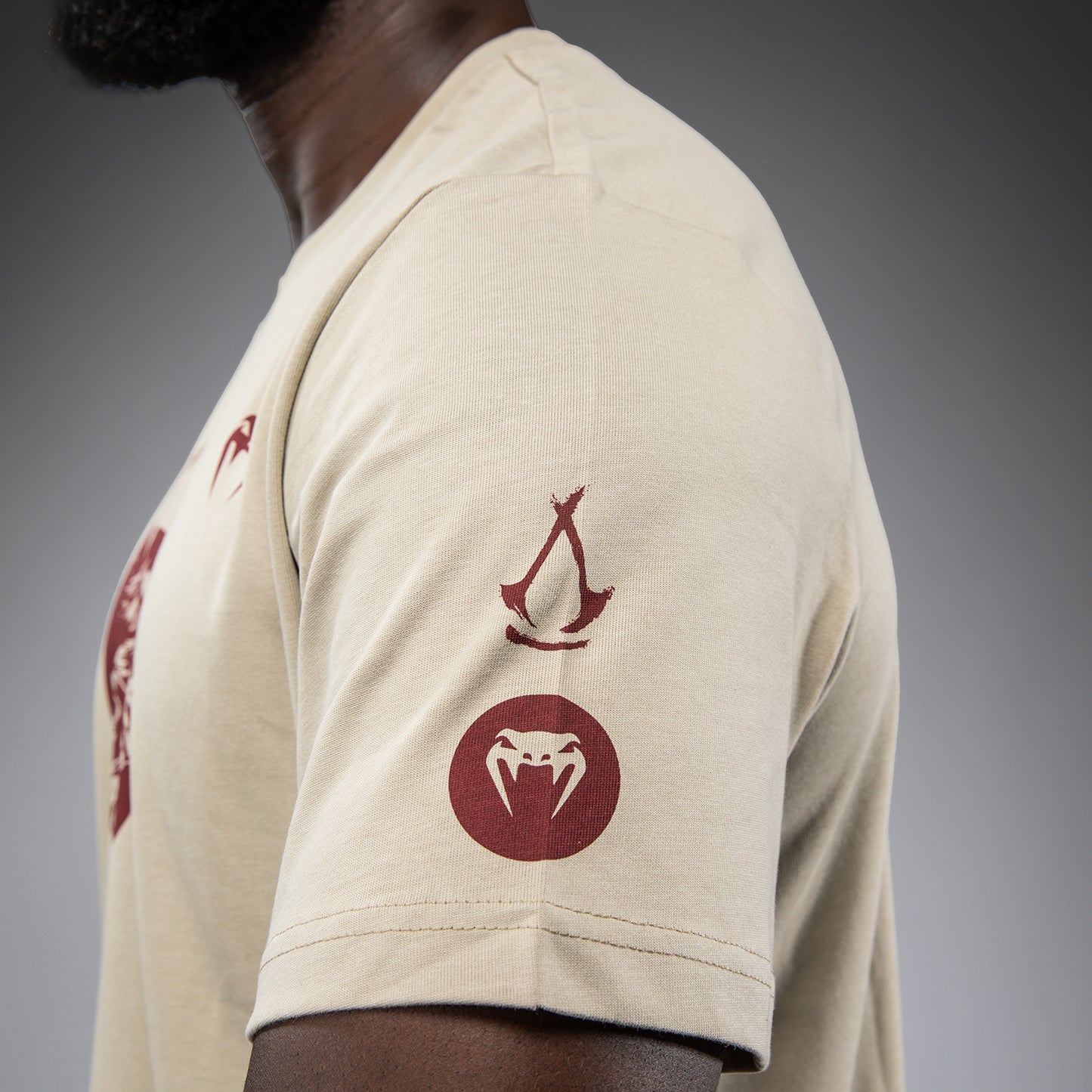 Venum x Assassin’s Creed Shadows T-Shirt - サンド
