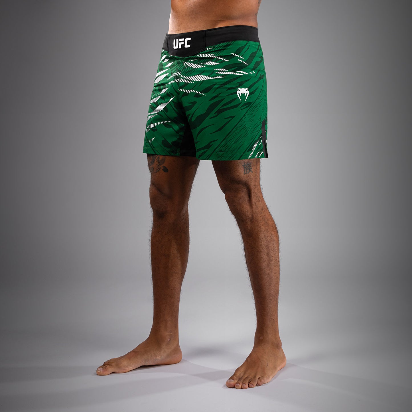 UFC Fusion by Venum Authentic Fight Night レスリングショーツ（男性用、フィットコルト） - グリーン
