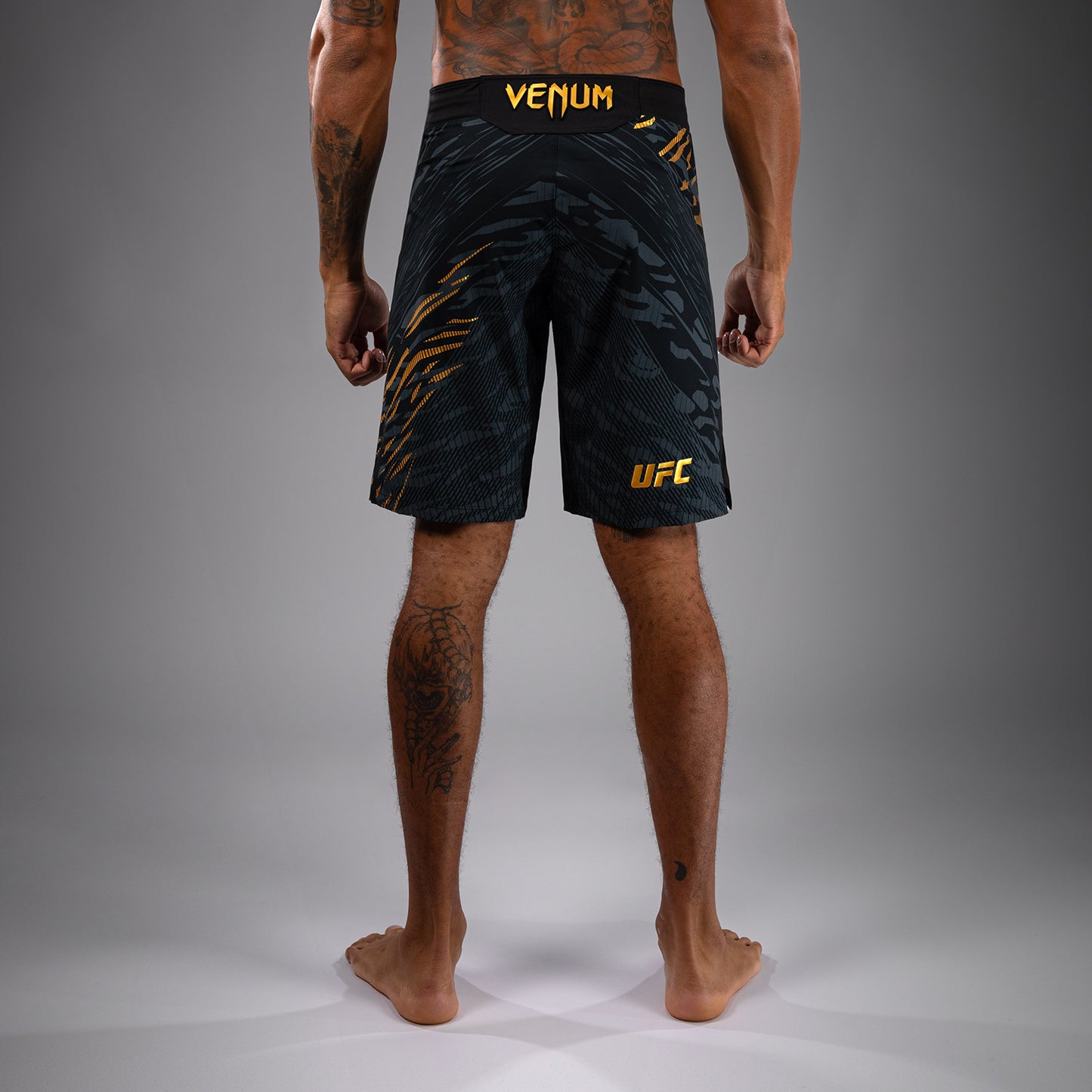 UFC Fusion by Venum Authentic Fight Night レスリングショーツ（男性用、フィットラルゴ） - チャンピオン