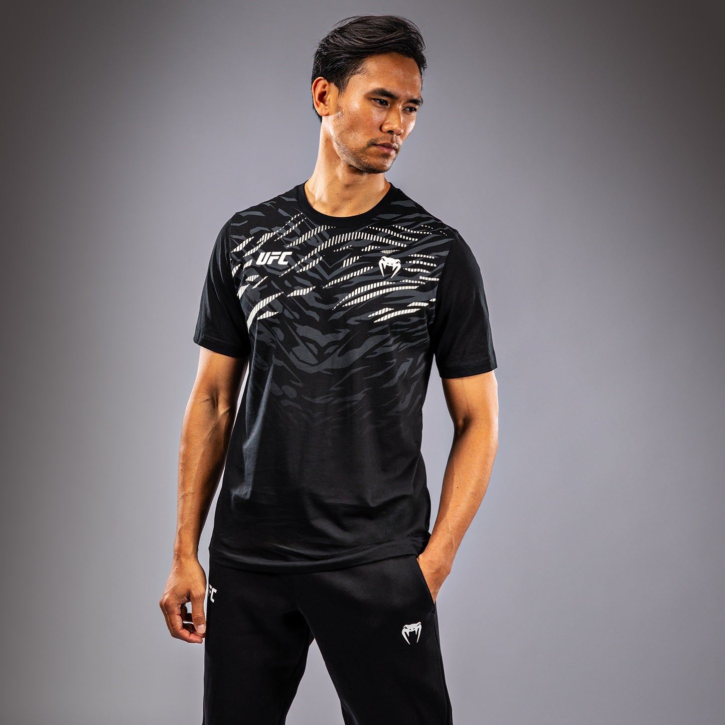 UFC Fusion by Venum Replica ショートスリーブTシャツ（男性用） - ブラック