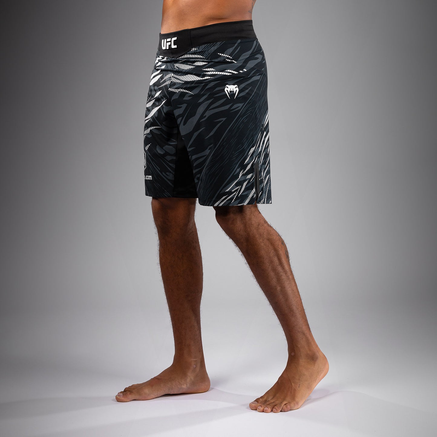 UFC Fusion by Venum Authentic Fight Night レスリングショーツ（男性用、フィットラルゴ） - ブラック