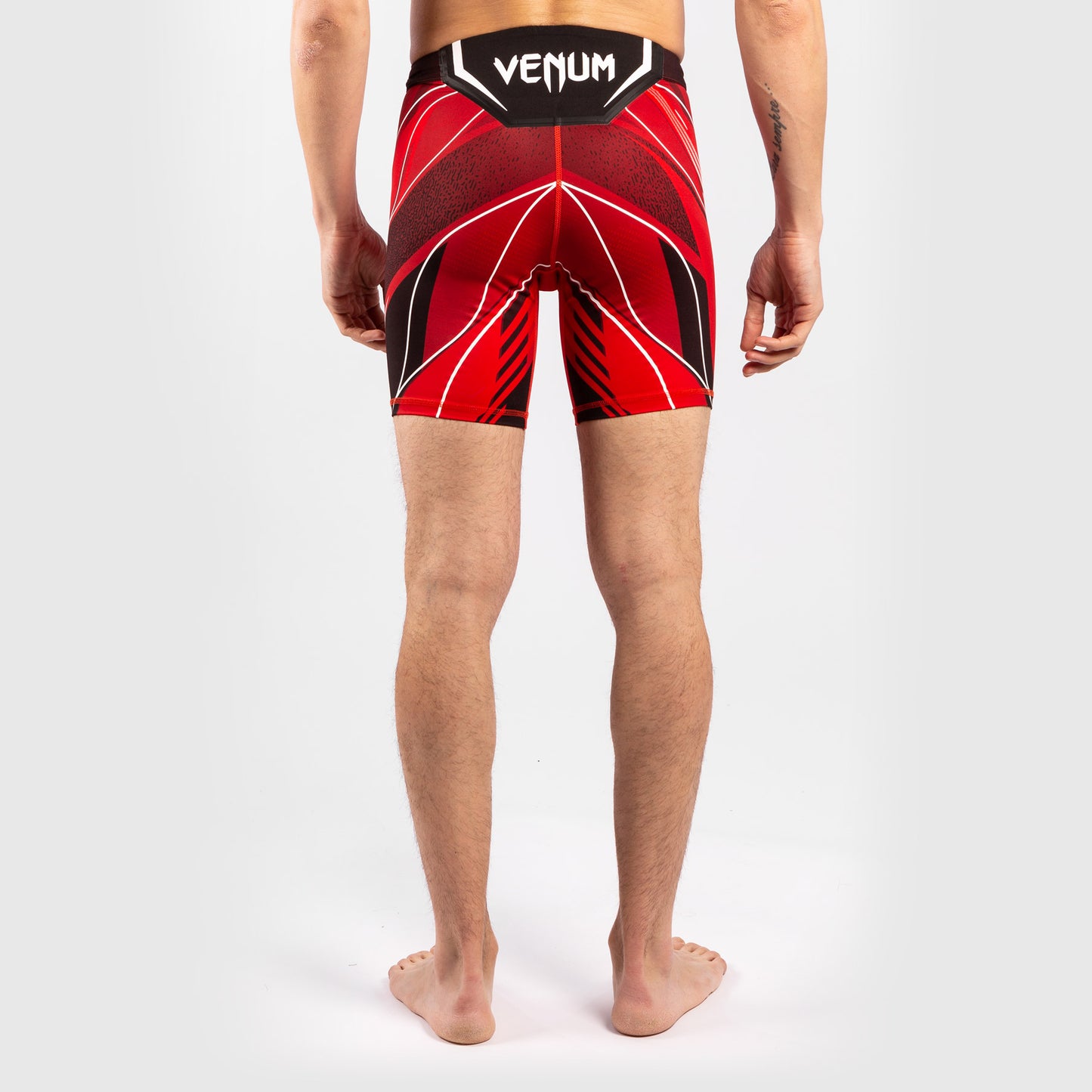UFC VENUM本格的なファイトナイトメンズ バーリトゥードショート-ショートフィット -  赤