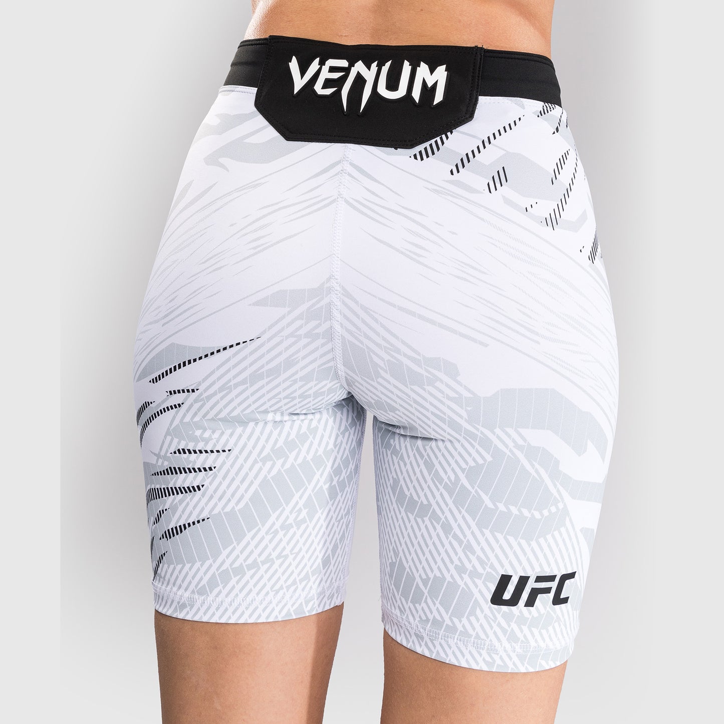 UFC Fusion by Venum Authentic Fight Night ヴァレトゥードショーツ（女性用、フィットラルゴ） - ホワイト