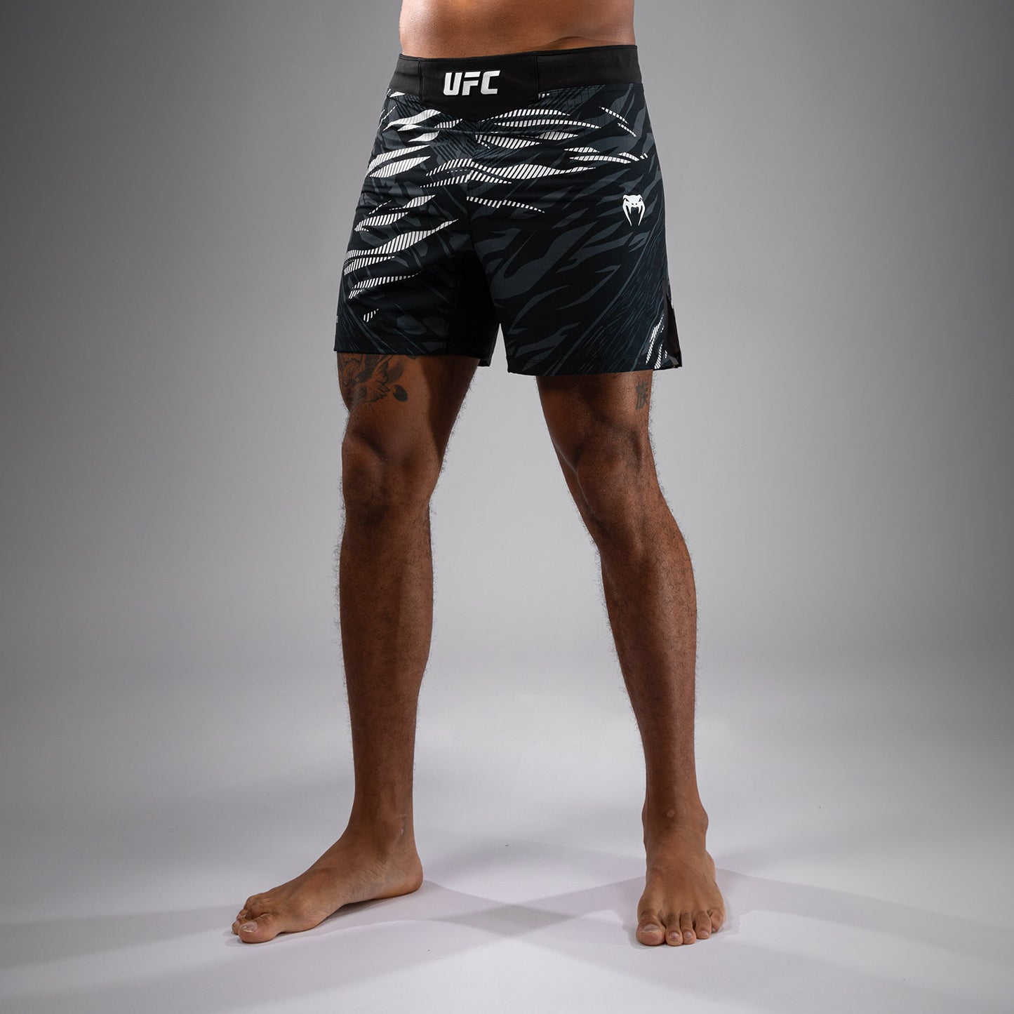 UFC Fusion by Venum Authentic Fight Night レスリングショーツ（男性用、フィットコルト） - ブラック