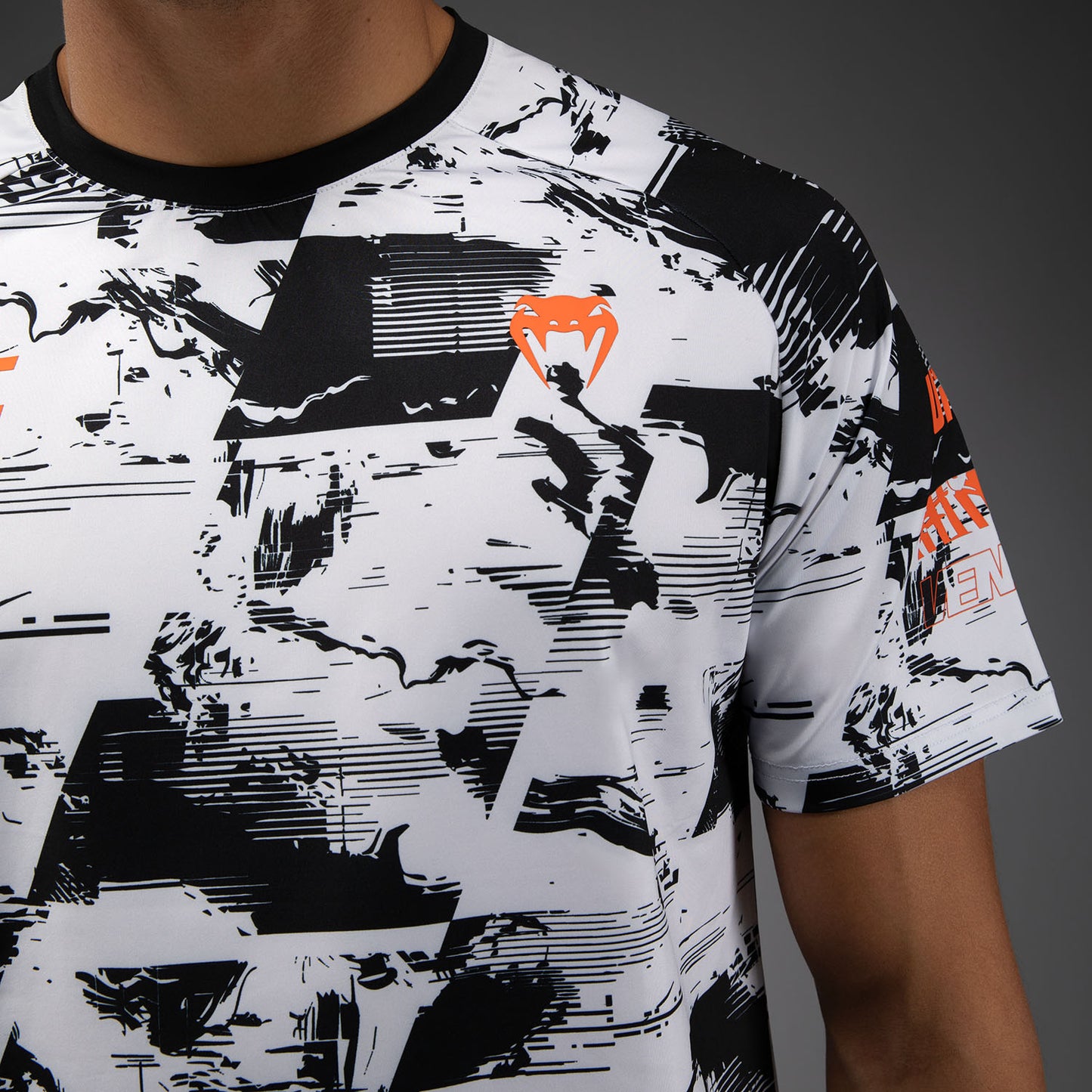 UFC Zenith by Venum Authentic Fight Week パフォーマンス半袖Tシャツ メンズ - ホワイト