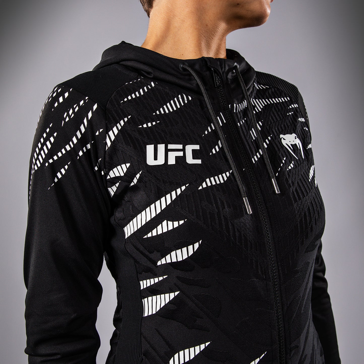 UFC Fusion by Venum Authentic Fight Night フード付きスウェットシャツ（女性用） - ブラック